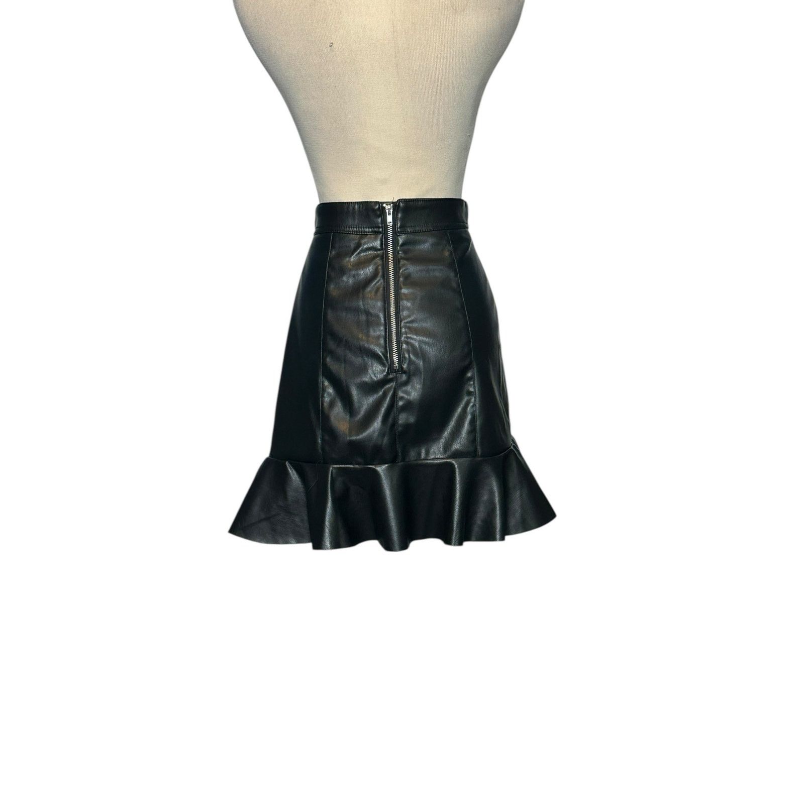 H&M H&M black vegan leather mini skirt size 0 Size 25" / US 0 / IT 36 - 8 Thumbnail