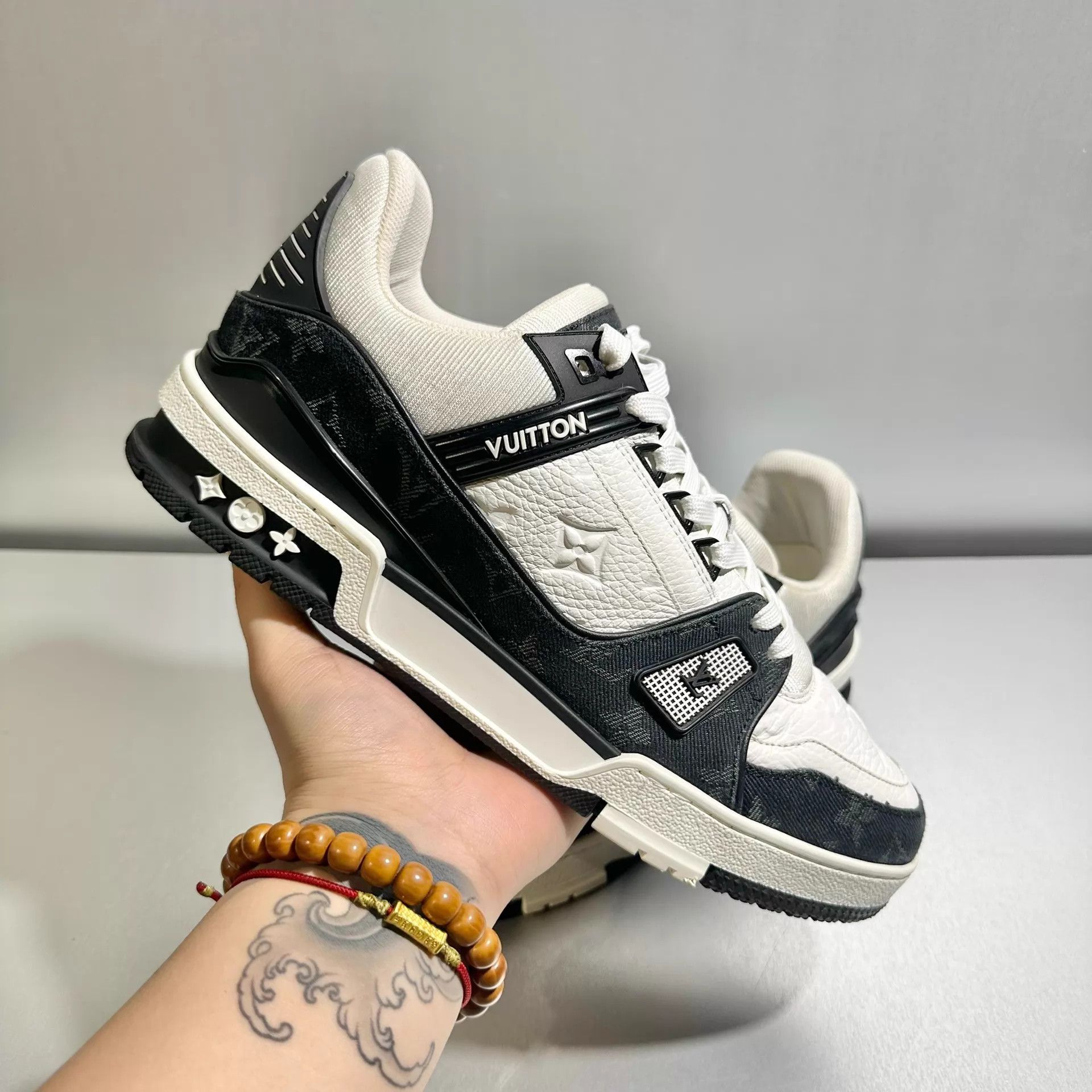 Louis Vuitton Louis Vuitton Trainer B&W Denim 8/42 Worn once Size US 9 / EU 42 - 9 Thumbnail