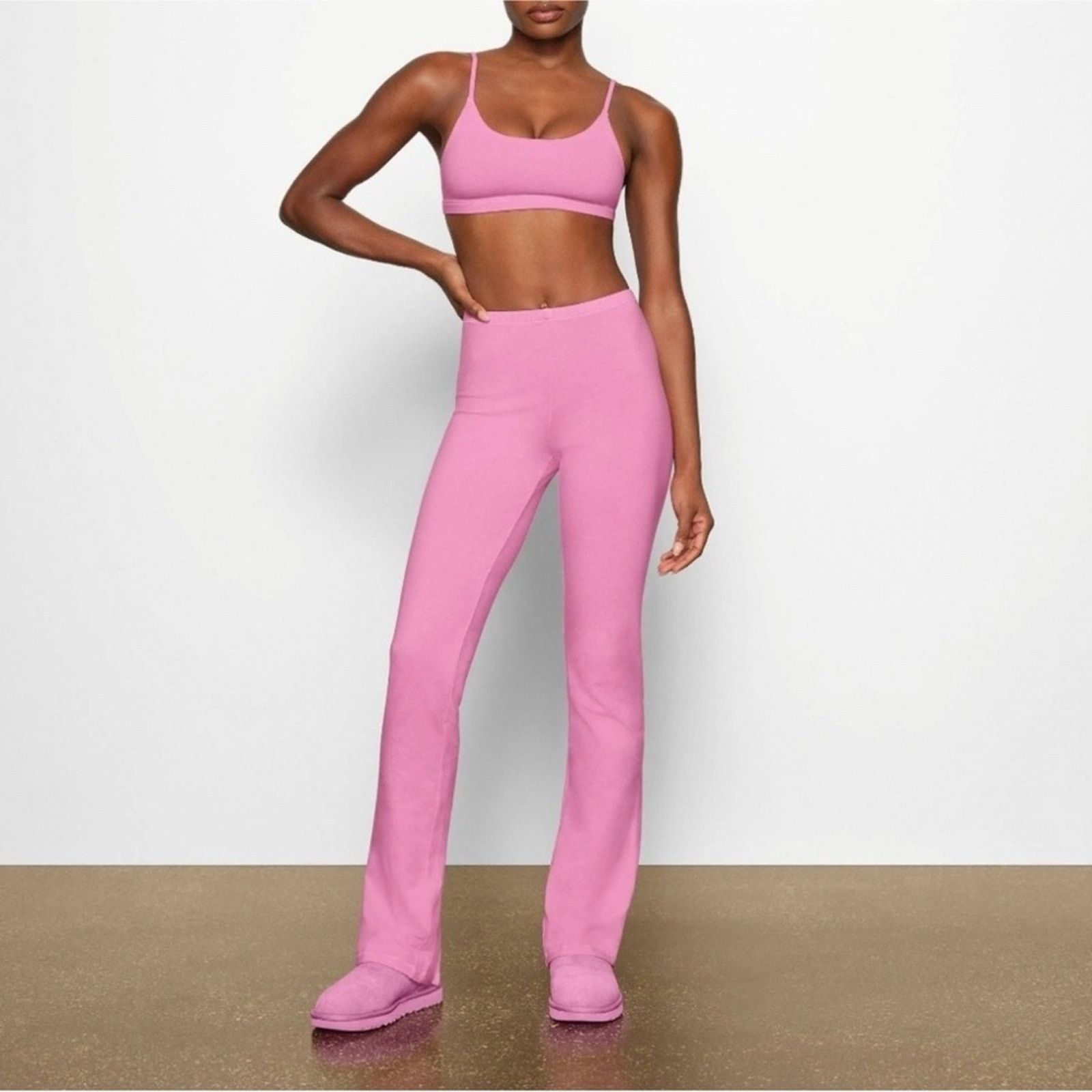 SKIMS Skims Outdoor Split Hem Legging - Bubble Gum Size 28" / US 6 / IT 42 - 1 Thumbnail