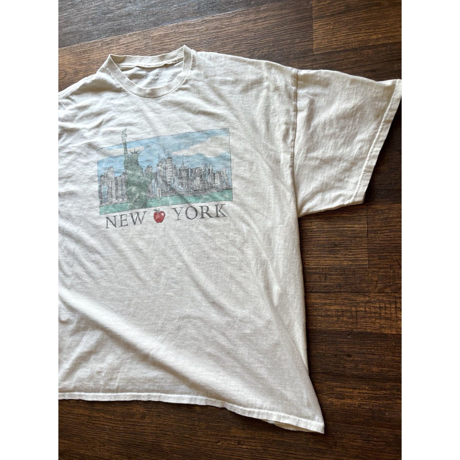 Apple VINTAGE Women's Golden Hour T-Shirt White New York One Size Big Apple Liberty Oversized Size ONE SIZE - 5 Thumbnail