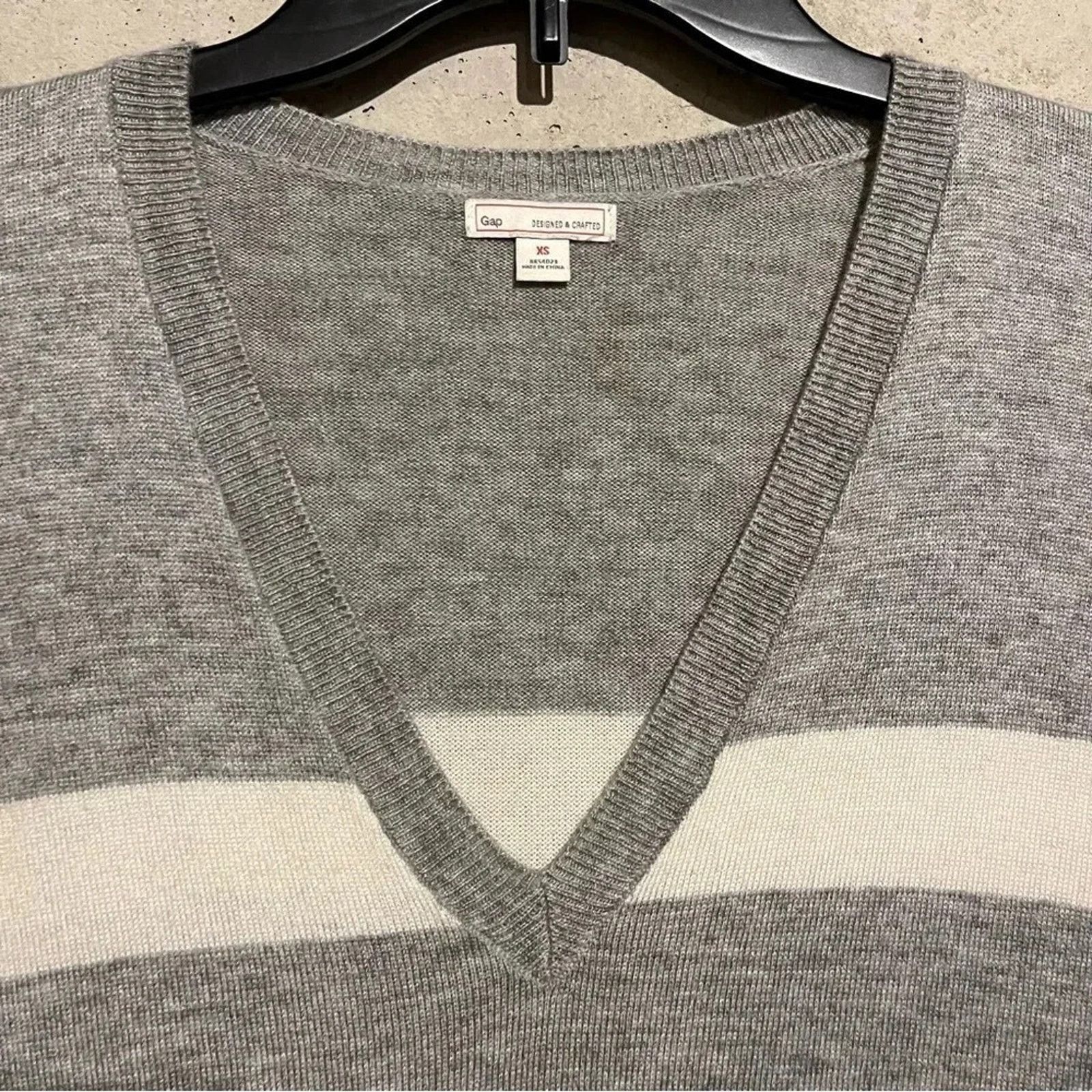 Gap Women’s GAP Lightweight Sweater Striped Deep V-Neck Size XS Size XS / US 0-2 / IT 36-38 - 2 Thumbnail