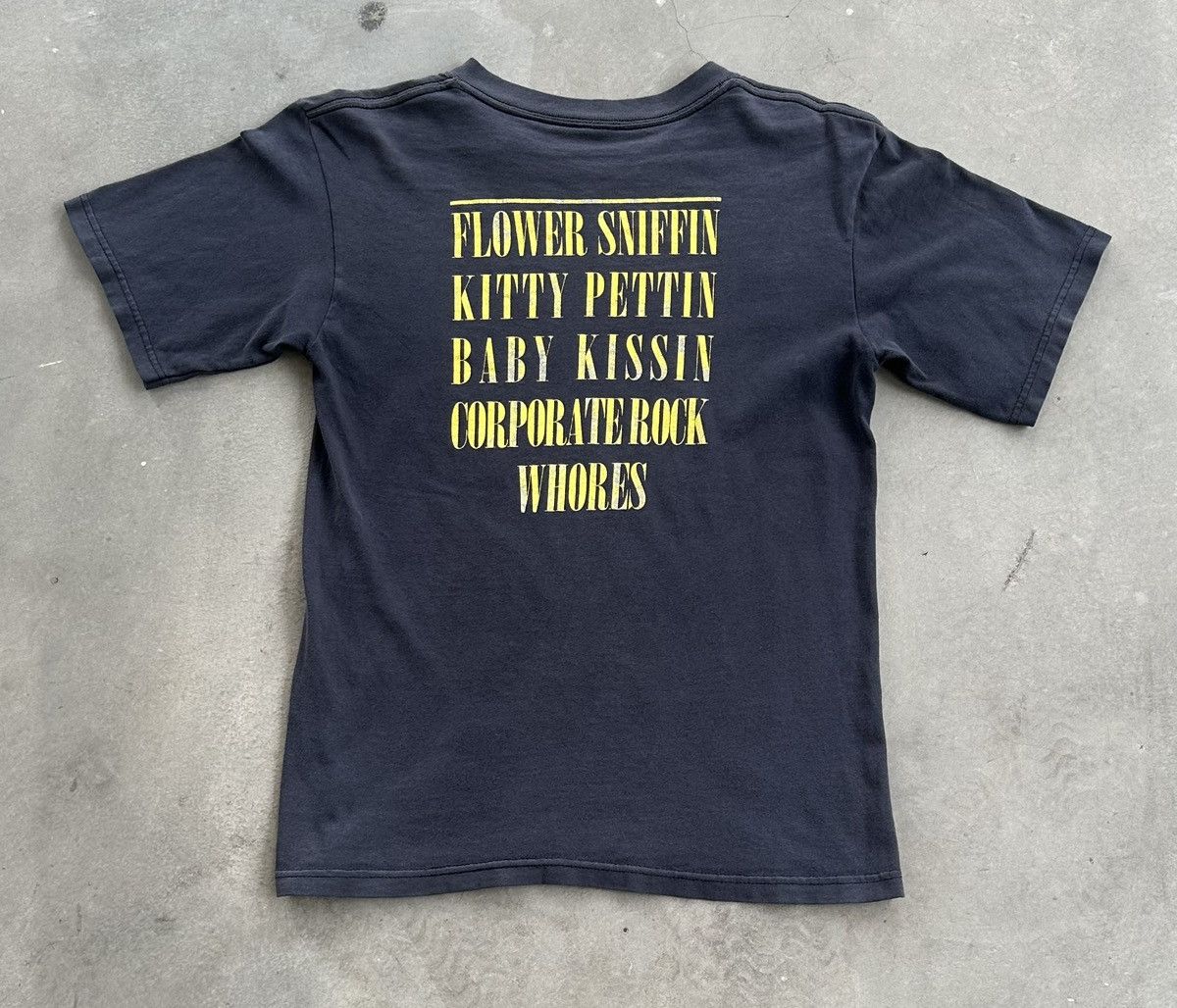 VINTAGE NIRVANA FLOWER SNIFFIN DISTRESSED BAND TEE
