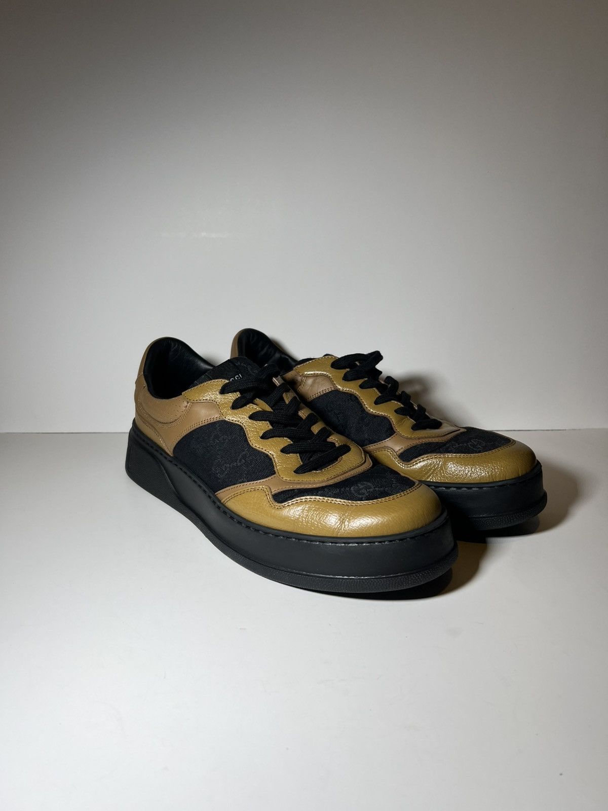Gucci Gucci GG Supreme Embossed Chunk Low Camel and black leather Size US 13 / EU 46 - 1 Thumbnail