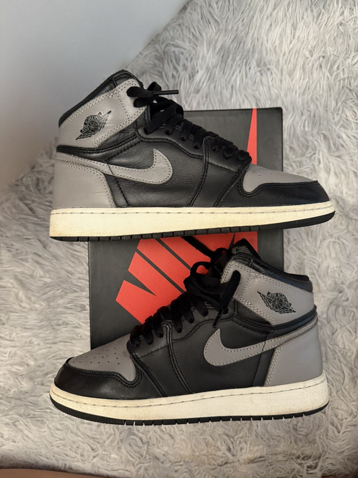 Jordan Brand Air Jordan Retro 1 High OG BG Shadow Size US 6 / EU 39 - 1 Thumbnail