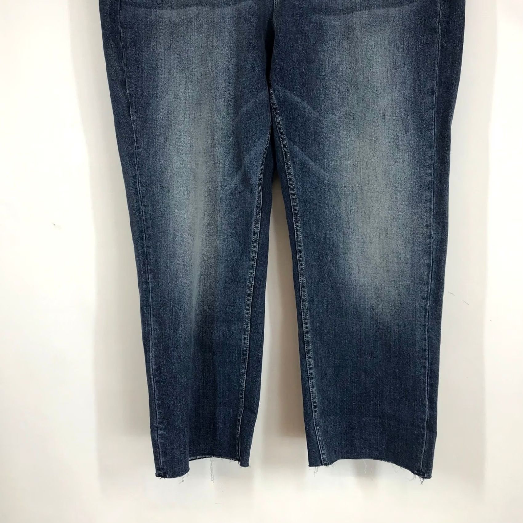 Vintage VIGOSS Marley Mid Rise Capri Jeans Medium Wash Blue Denim Women 18P Capri Jeans, 5-Pocket, Raw Hem, Stretch, Mid Rise, White/Blue? Size 40" / US 18 - 3 Thumbnail