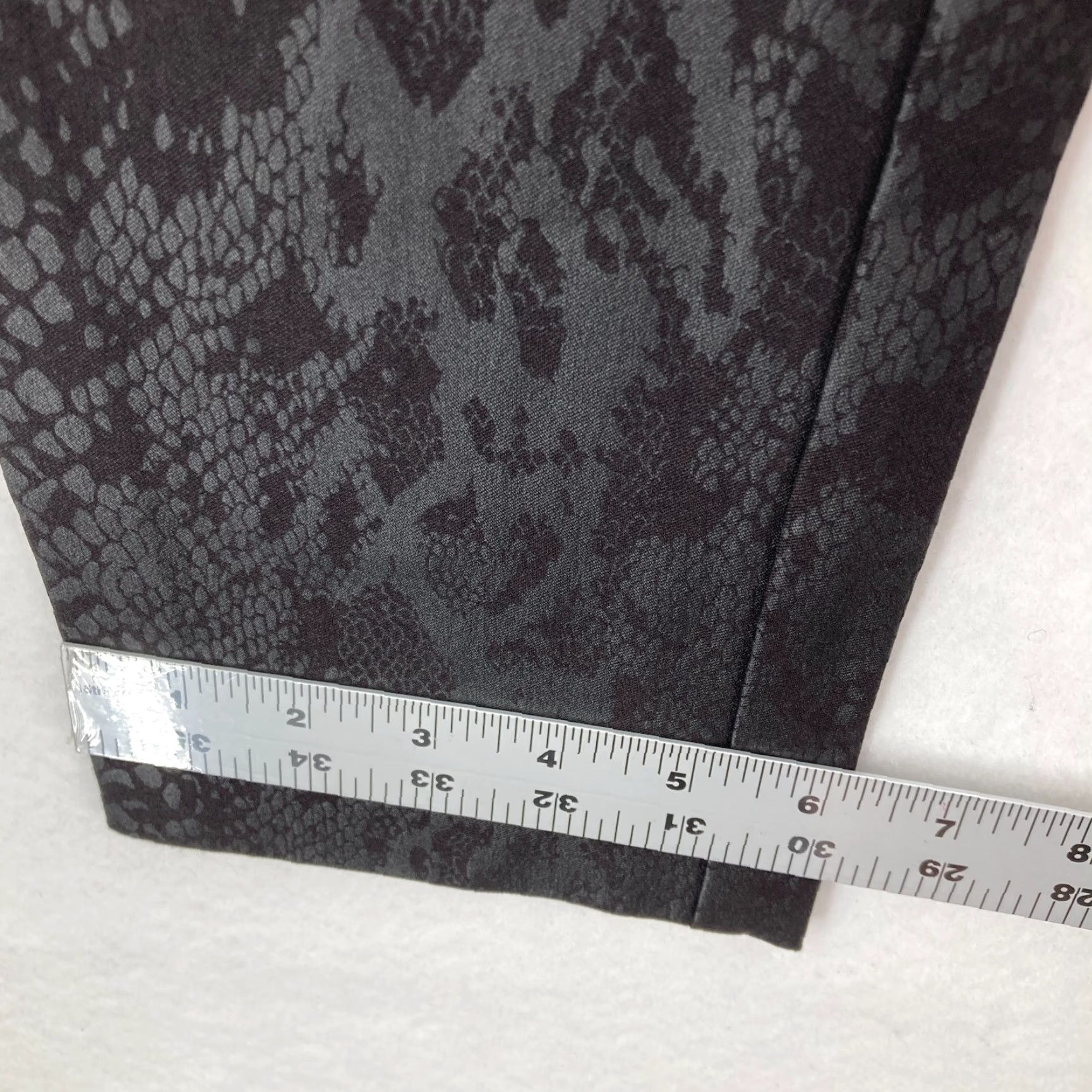 Vintage Krazy Larry Ankle Pants Women's 6 Black Snakeskin Stretch Fabric Slim Pull On Pants Size 28" / US 6 / IT 42 - 7 Thumbnail