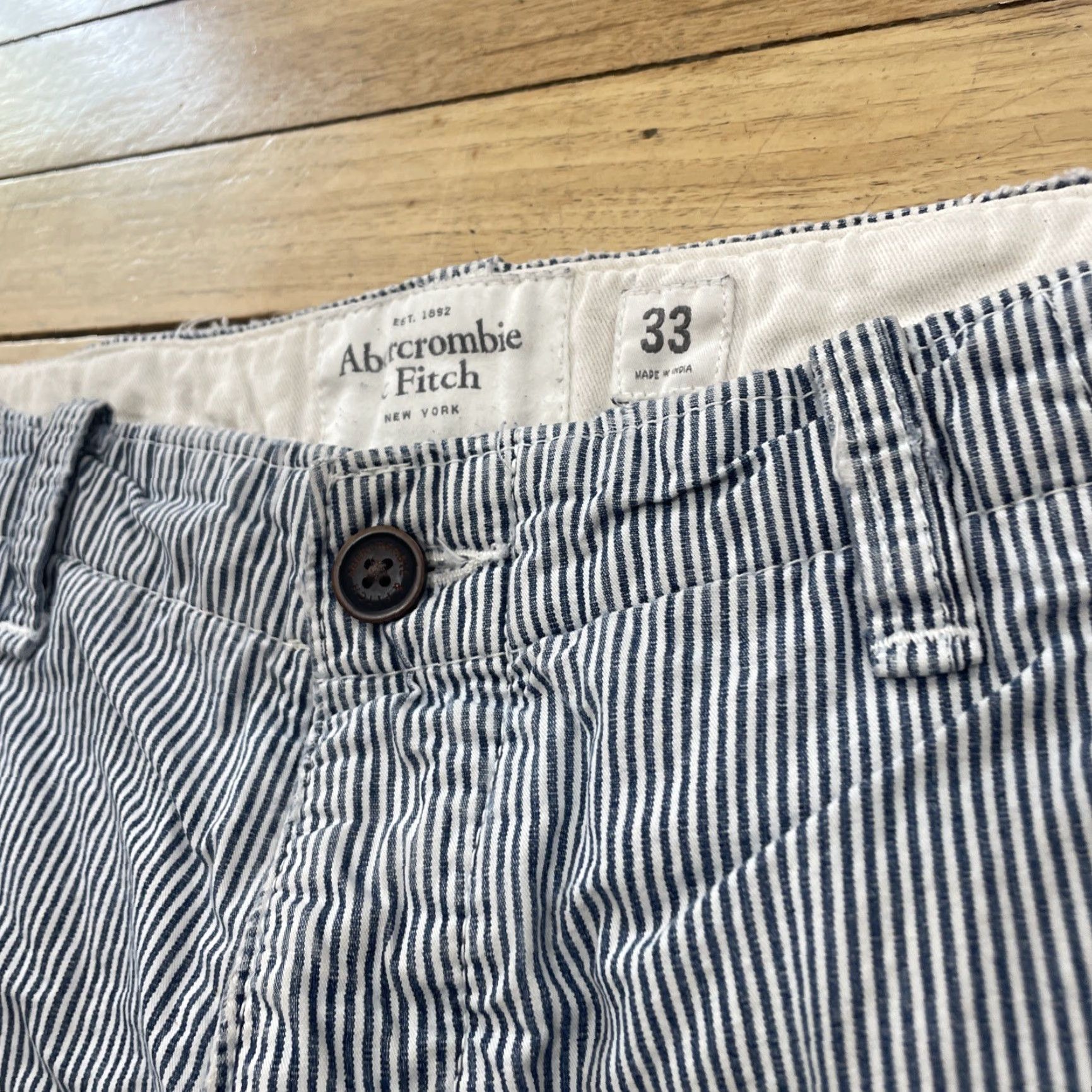 Abercrombie & Fitch Abercrombie & Fitch Shorts Men 33 Preppy Blue White Sailor Chino Button Fly Pin Stripe Flat Front Size US 33 - 5 Thumbnail