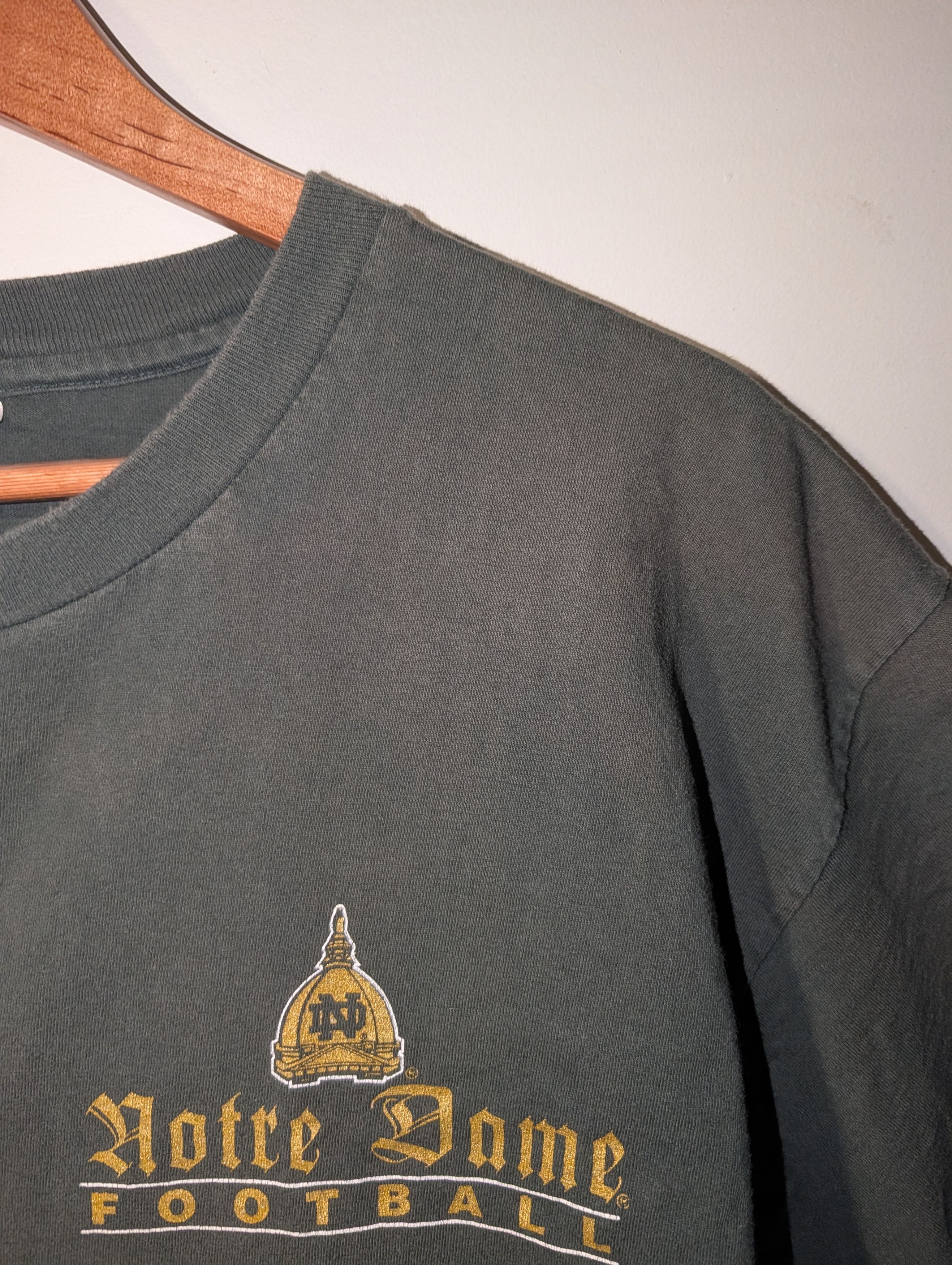 NCAA Vintage Notre Dame Football Shirt Sun Faded Thrashed Tee Size US XL / EU 56 / 4 - 14 Thumbnail