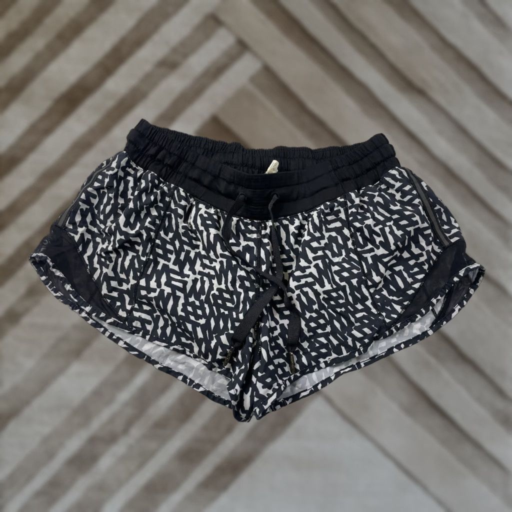 Lululemon Lululemon 2.5" Lined Short Women Size 6 Black White Geometric Activewear Hotty Hot Low-Rise Folded Hem Geometric Pattern Size 28" / US 6 / IT 42 - 1 Thumbnail