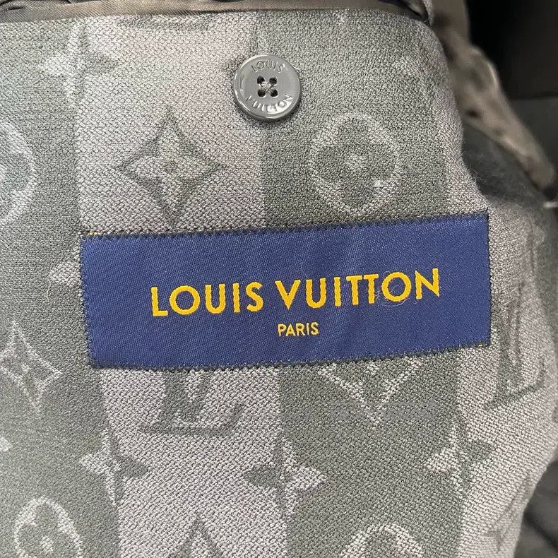 Louis Vuitton Louis Vuitton Full logo printed single-row suit jacket Size US S / EU 44-46 / 1 - 5 Thumbnail
