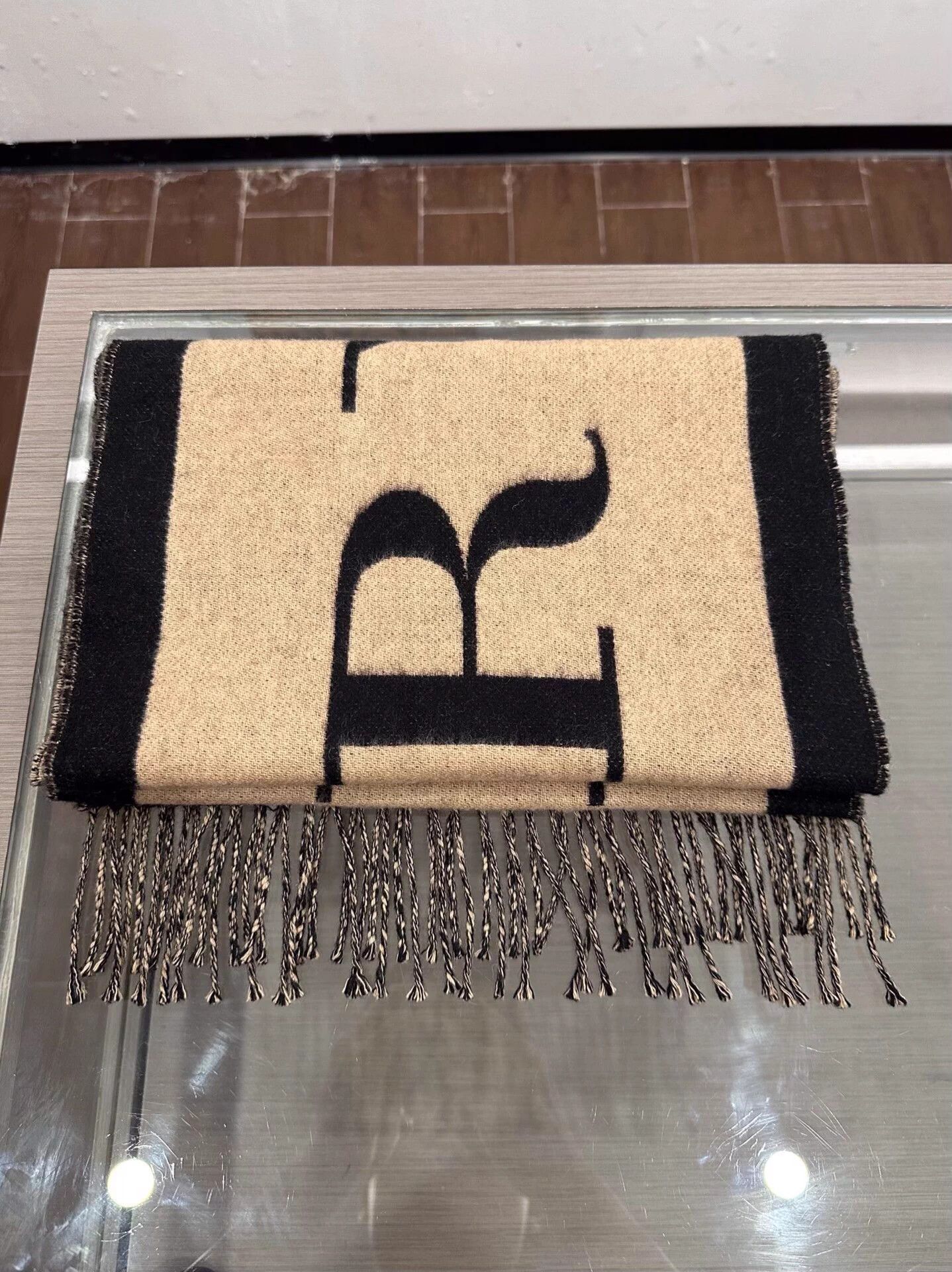 Burberry Burberry brown black L logo 2 tassel cashmere scarf Size ONE SIZE - 2 Thumbnail