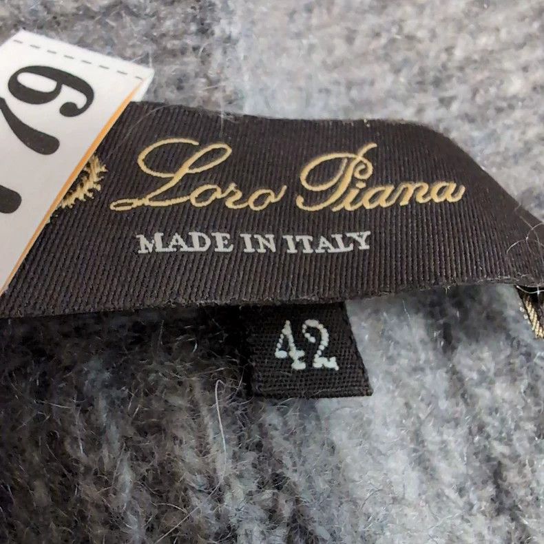 Loro Piana LORO PIANA She's wearing a cashmere cardigan Size M / US 6-8 / IT 42-44 - 1 Thumbnail