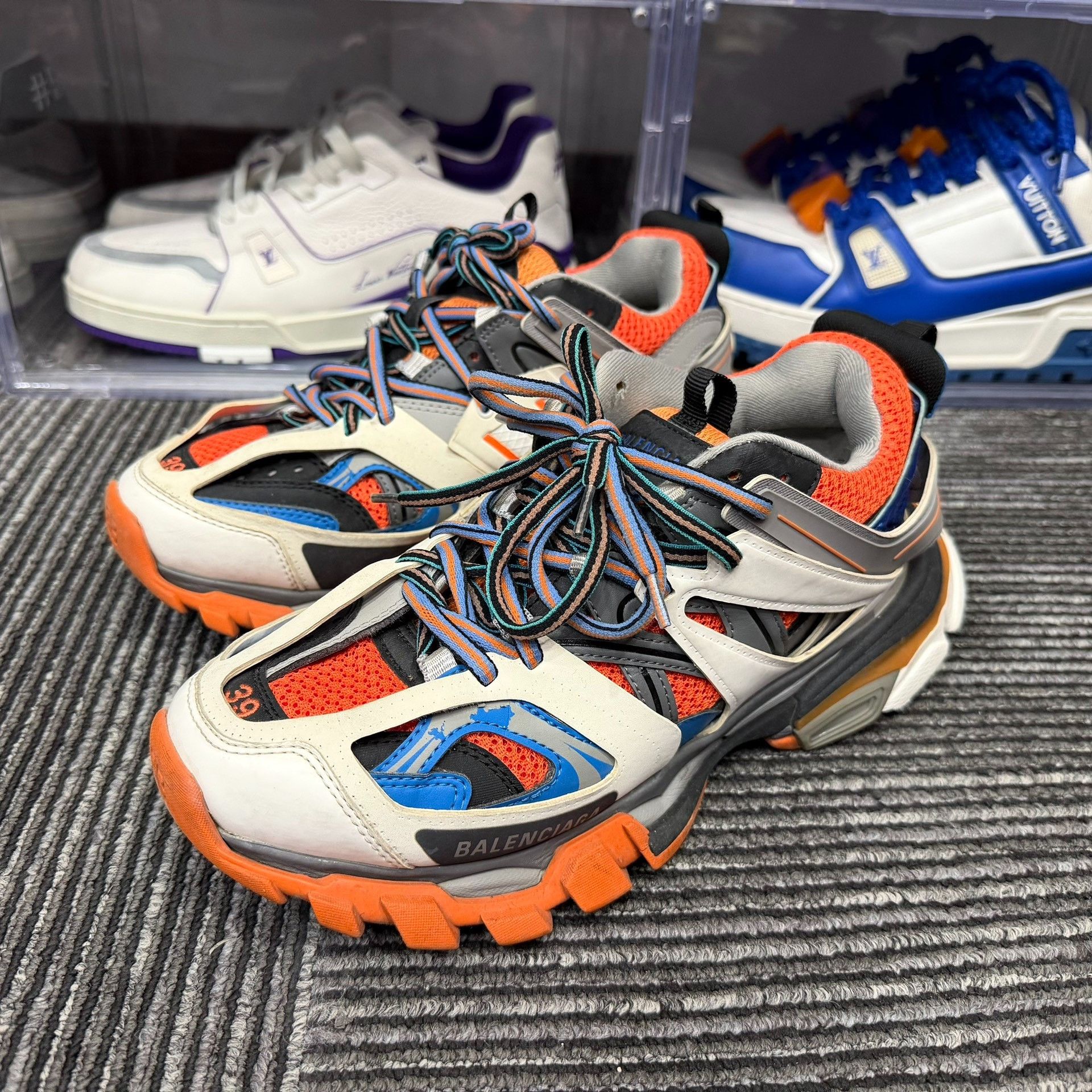Balenciaga Balenciaga Orange Lowtop Sneakers 6 Men Size US 6 / EU 39 - 1 Thumbnail