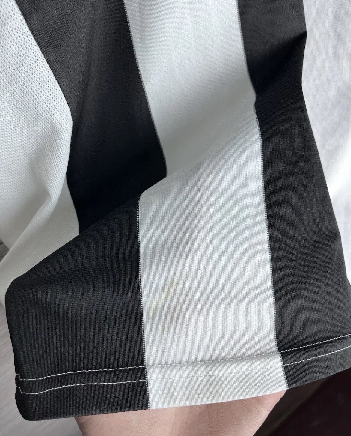 Vintage VINTAGE SOCCER JERSEYS ADIDAS NEWCASTLE UNITED SIZE L Size US L / EU 52-54 / 3 - 5 Thumbnail