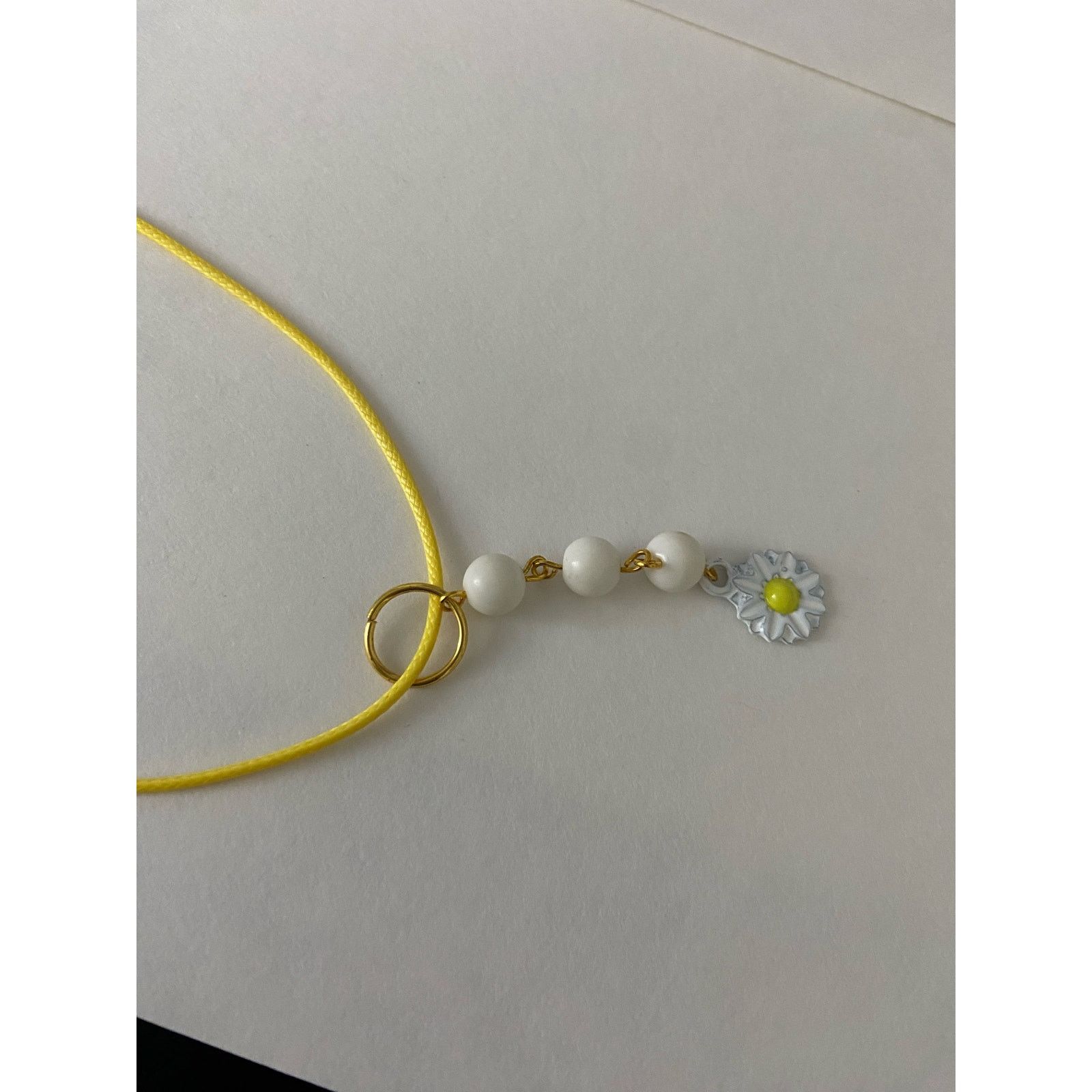 Handmade white daisy pendant necklace Size ONE SIZE - 4 Thumbnail