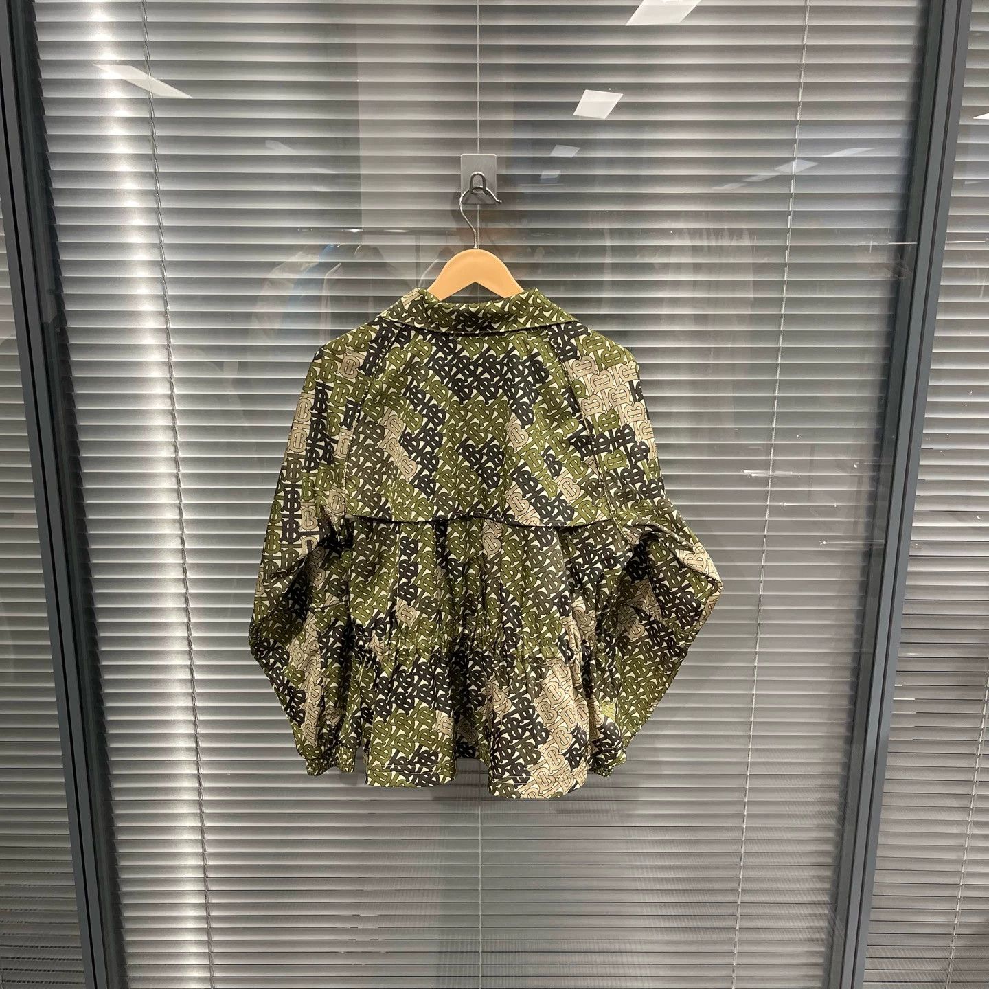 Burberry Burberry camo all over print zip jacket 36 99 new Size XS / US 0-2 / IT 36-38 - 2 Thumbnail
