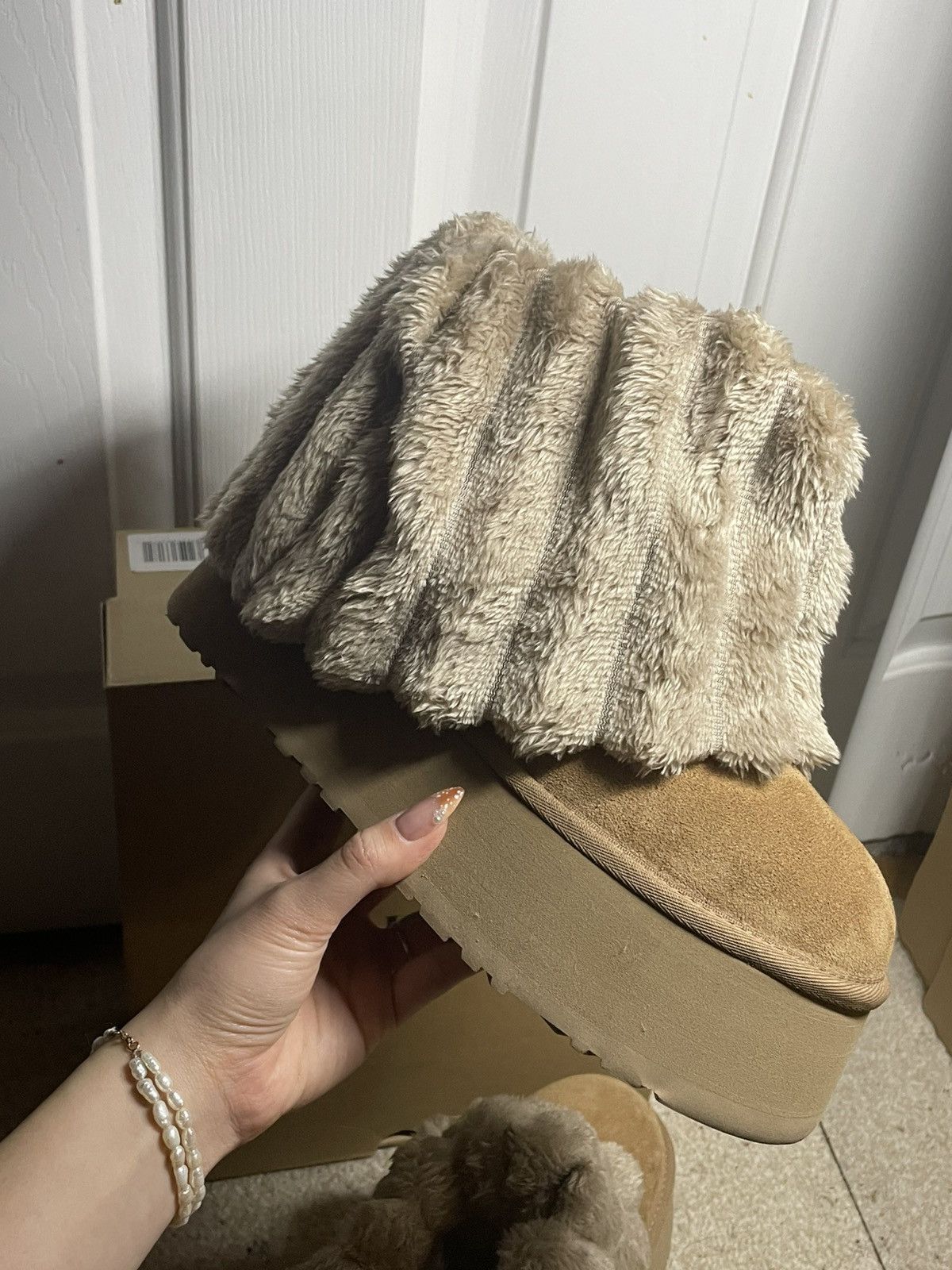 Ugg UGG Sherpa Corduroy Boots size 8 (38euro) Size US 8 / IT 38 - 9 Thumbnail
