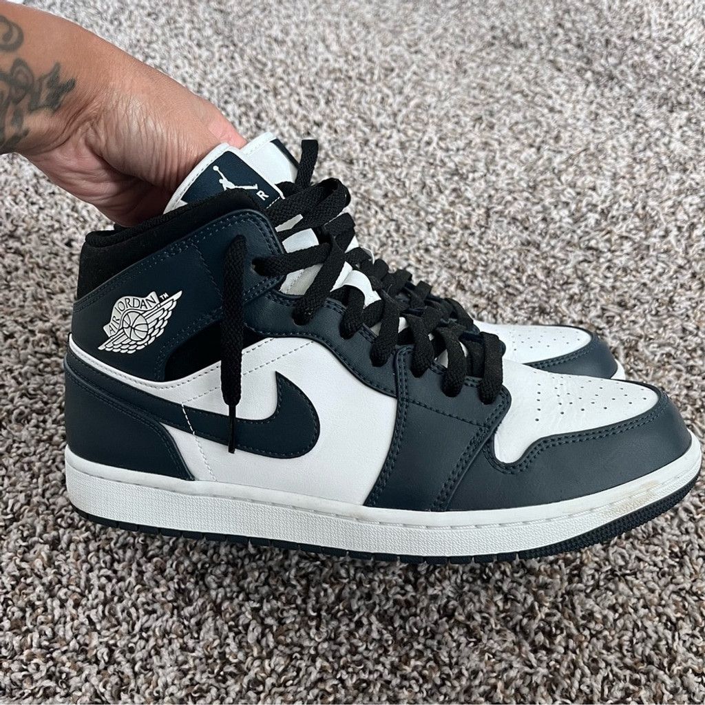Jordan Brand EUC Air Jordan 1 Mid Sneakers in Armory Navy - M10.5/ W 12 Size US 10.5 / EU 43-44 - 7 Thumbnail