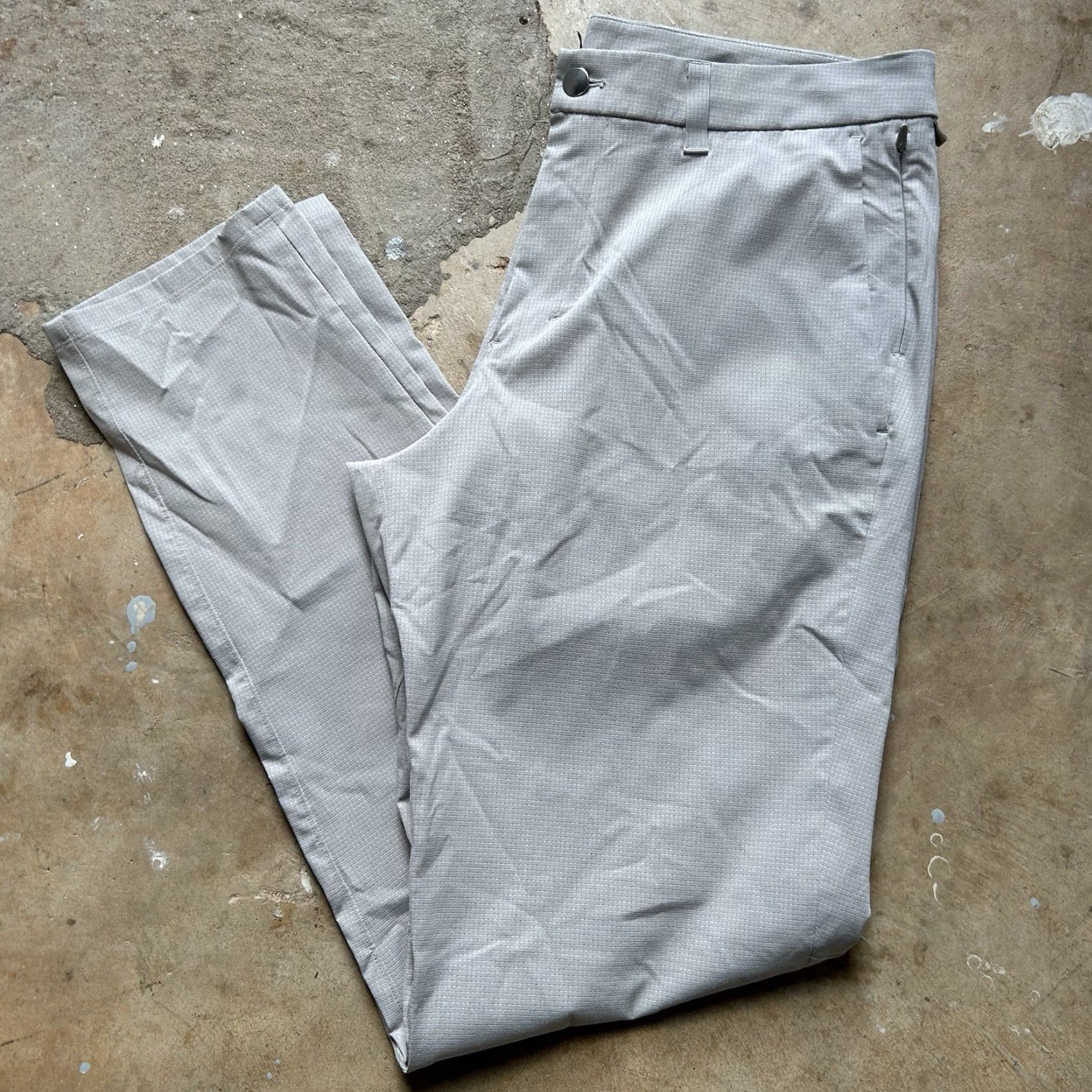 Lululemon Lululemon Commission Slim Fit Pant VENTLIGHT Straight Leg Chino Pants 35x33 Gray / Beige Mens Size US 35 - 2 Thumbnail