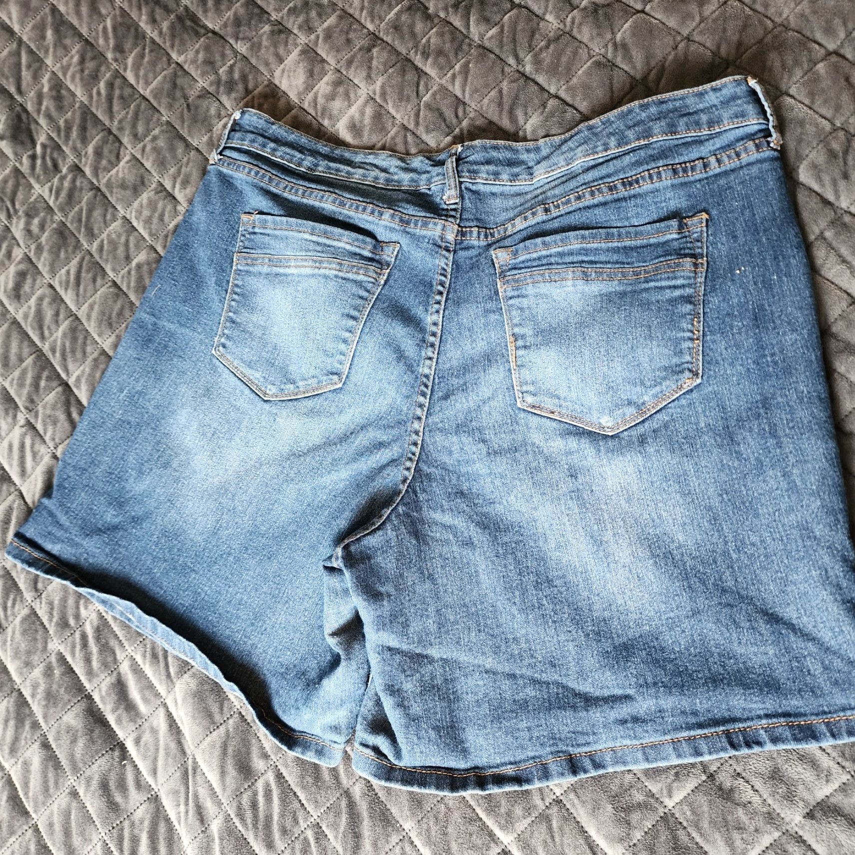 Nine West Nine West Jeans Women’s Size 16 Lucie Bermuda Shorts Denim Jean Medium Wash Size 38" / US 16 / IT 52 - 7 Thumbnail