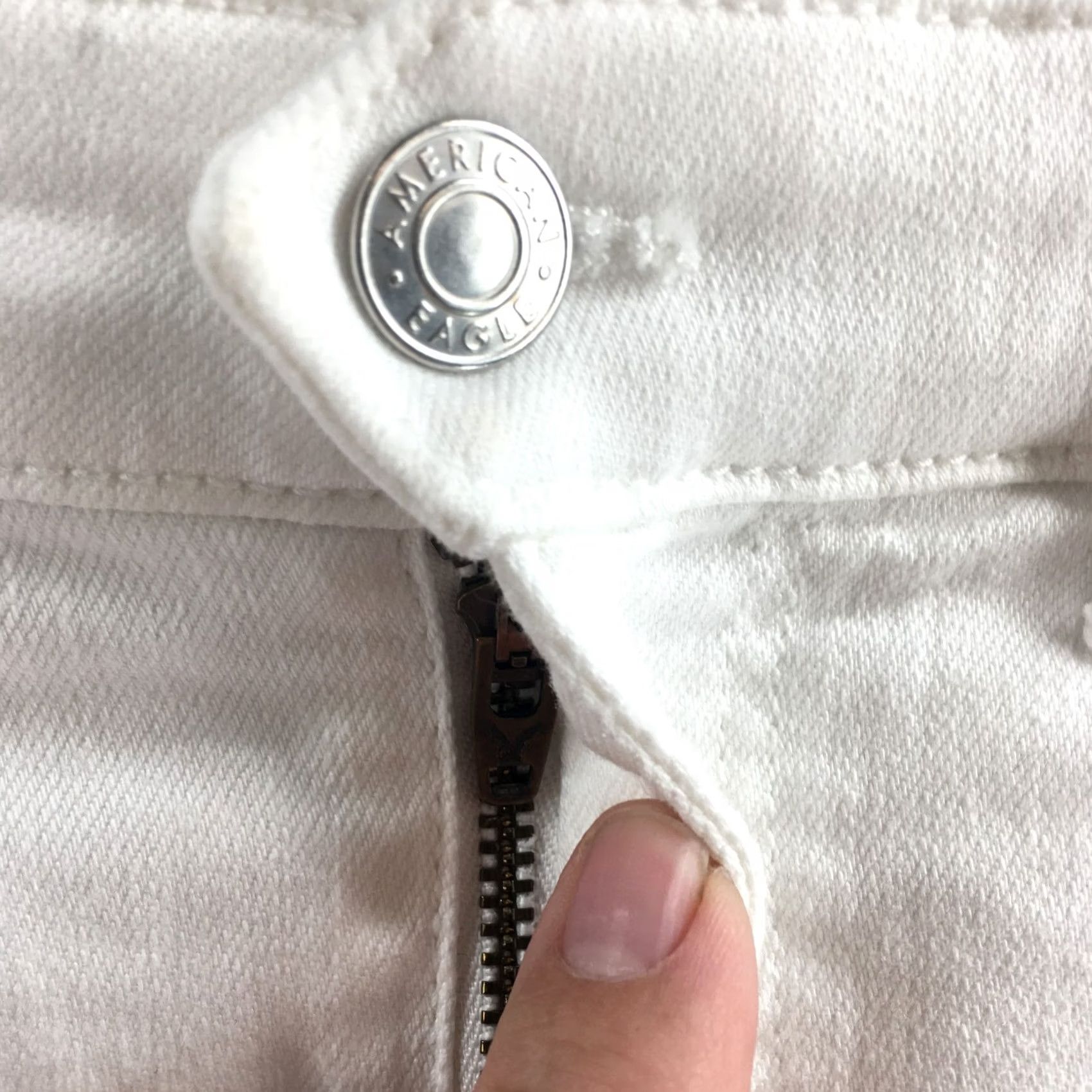 American Eagle Outfitters American Eagle Outfitters White Mid Rise Cut-Off Shorts Womens 4 (Actual 28X2) Jeans Style Zip Short Size 27" / US 4 / IT 40 - 4 Thumbnail