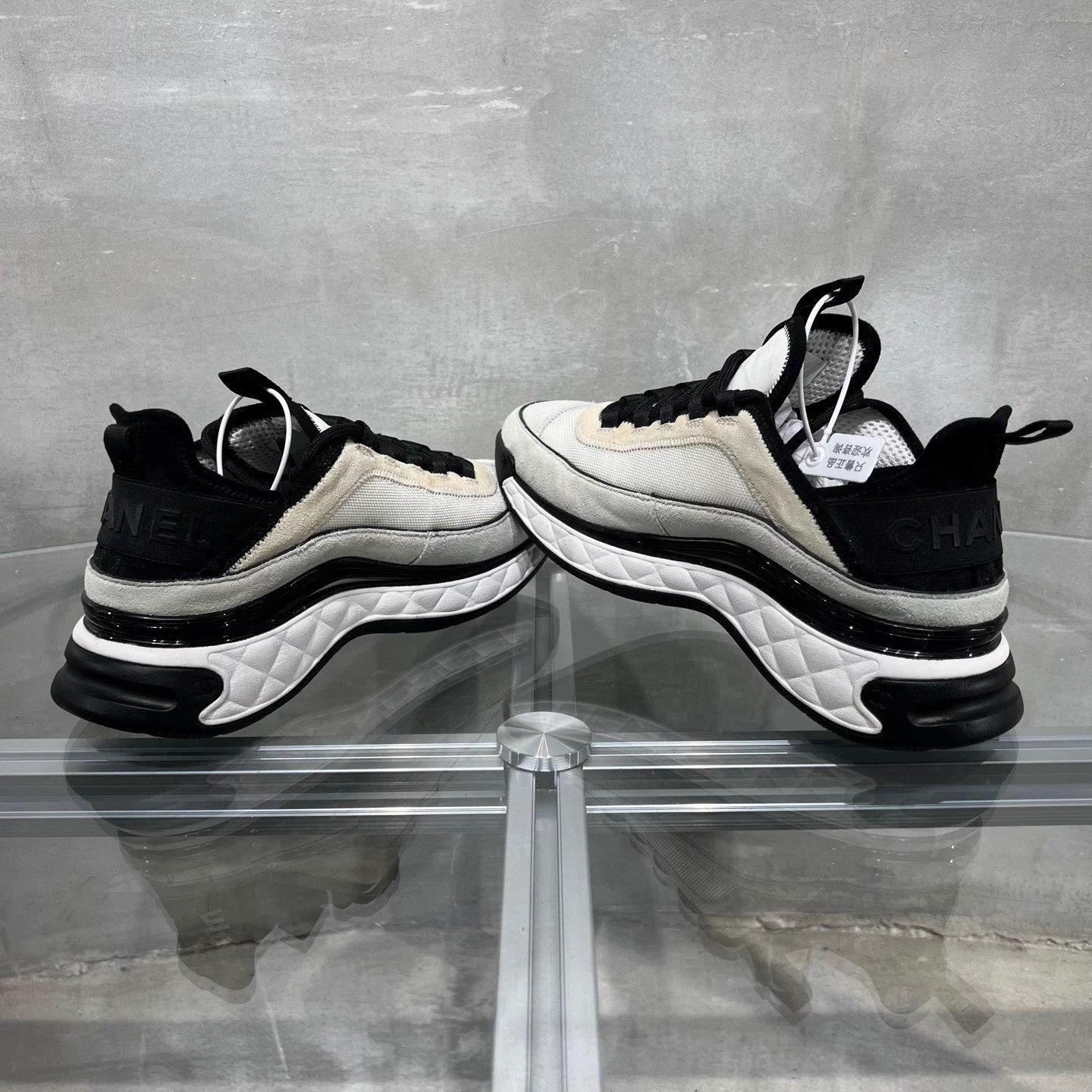 Chanel Chanel Black & White CC Logo Sneakers Gold 40 EU Size US 9 / IT 39 - 5 Thumbnail