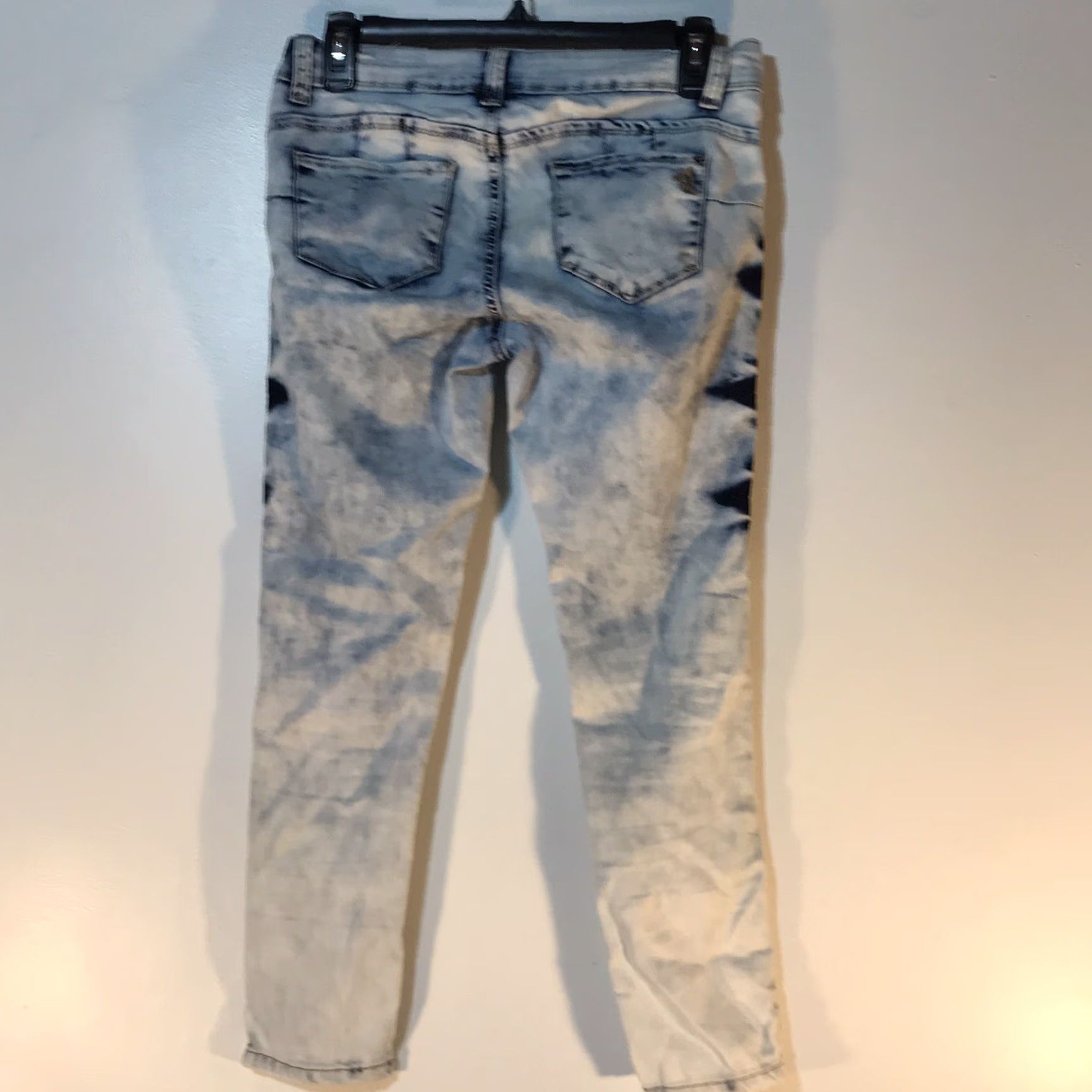 Vintage VINTAGE VIP Destroyed Skinny Jeans Jeans (Juniors) Size 5-6 EUC White/Blue Denim Acid Wash 28W 23in Inseam Womens Size 27" / US 4 / IT 40 - 2 Thumbnail