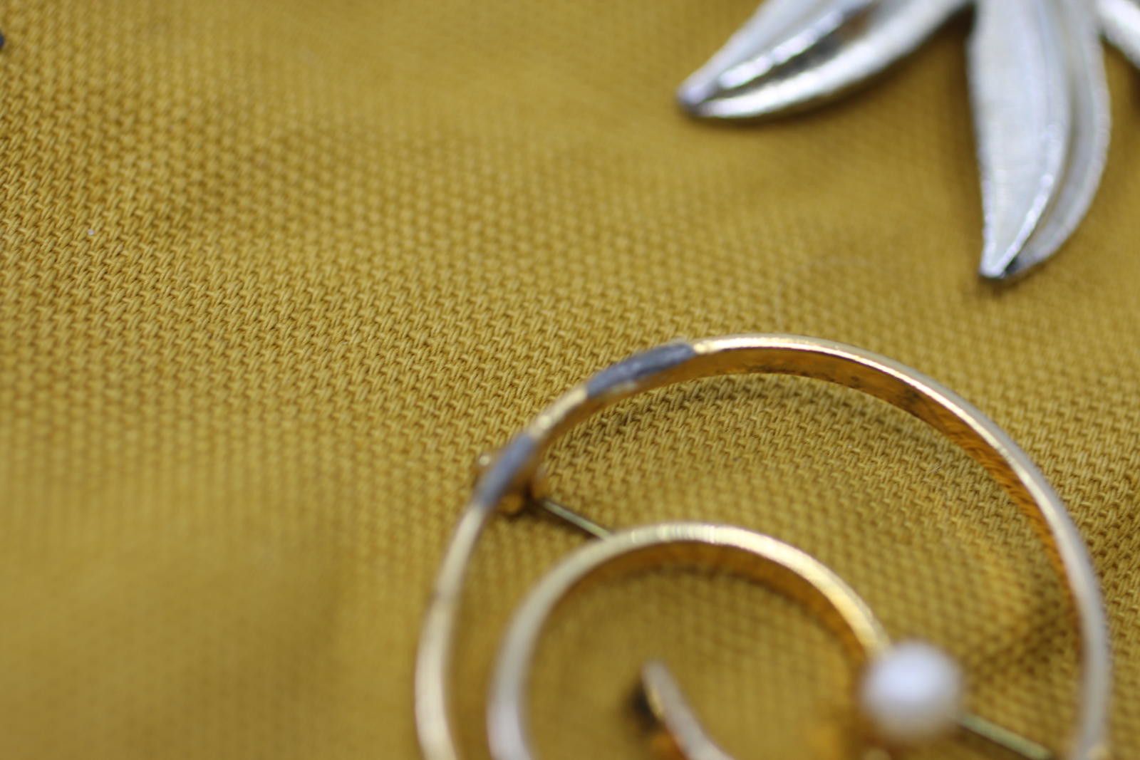 Unknown London Vintage Gold Tone Spiral Brooch Faux Pearl Minimalist Design Size ONE SIZE - 3 Thumbnail