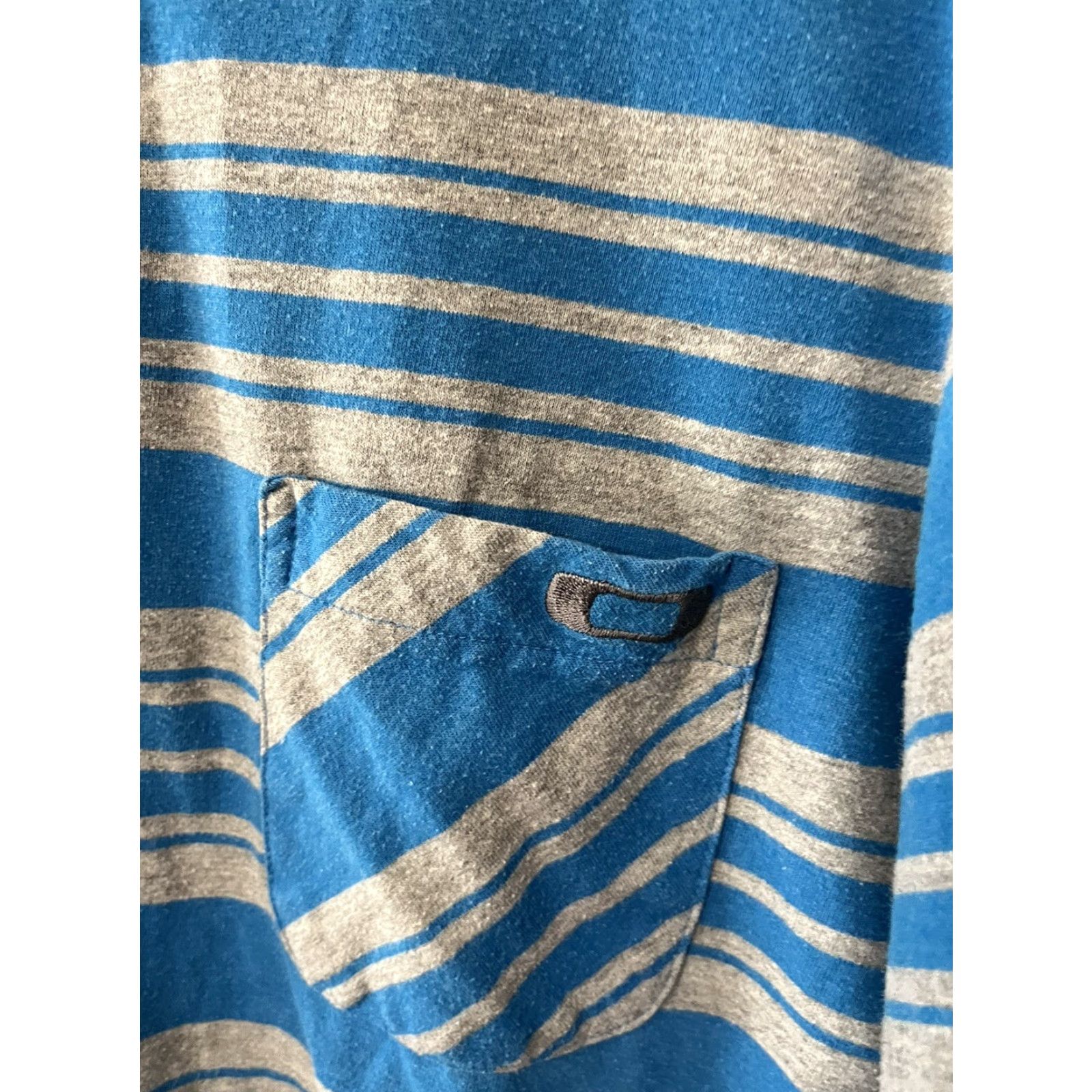 Oakley OAKLEY SHORT SLEEVE BLUE/GRAY STRIPED POLO SHIRT MENS LARGE EXCELLENT CONDITION Size US L / EU 52-54 / 3 - 4 Thumbnail
