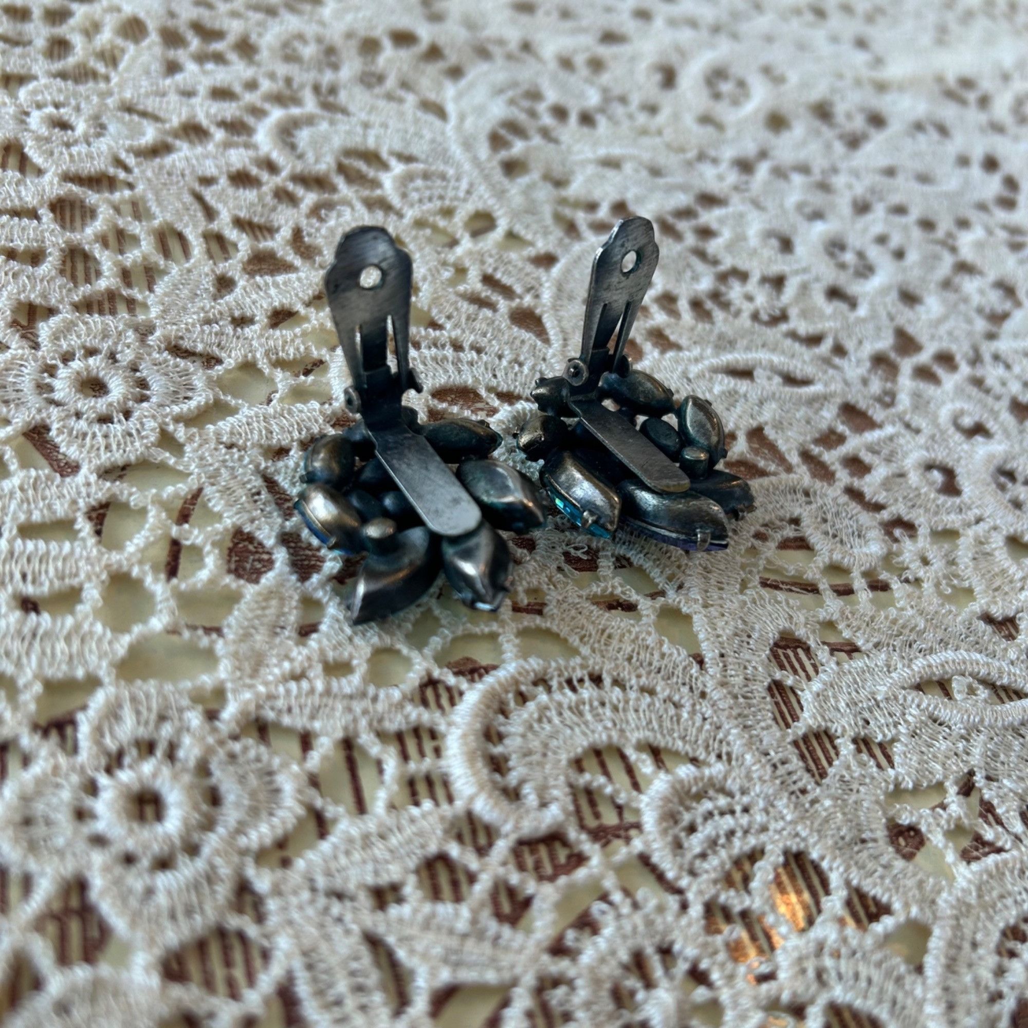 Vintage Vintage Blue Glass Rhinestone Aurora Borealis Clip Earrings Size ONE SIZE - 10 Thumbnail