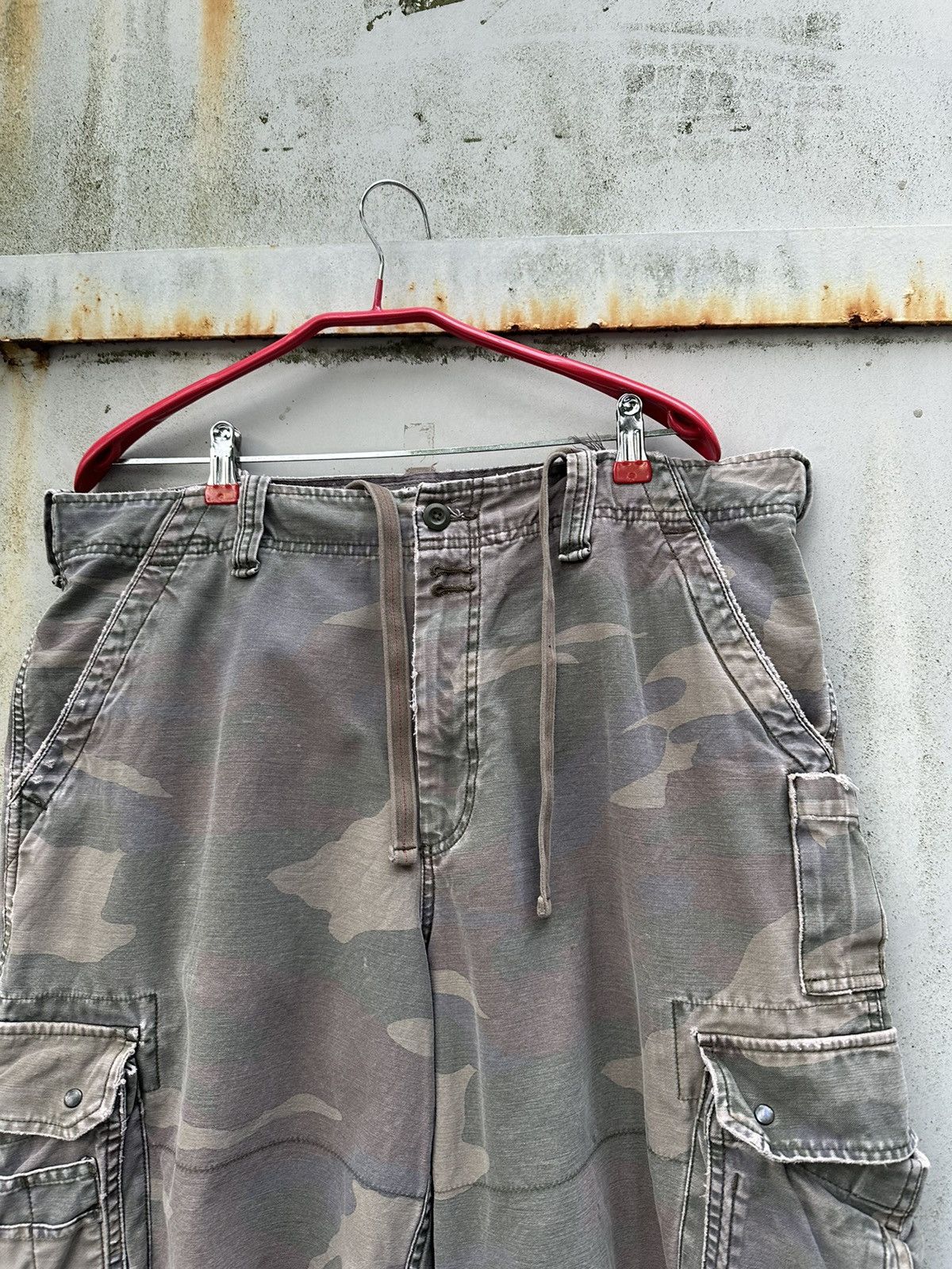 Vintage Vintage THRASHED Old Navy Camo Cargos Size US 35 - 5 Thumbnail