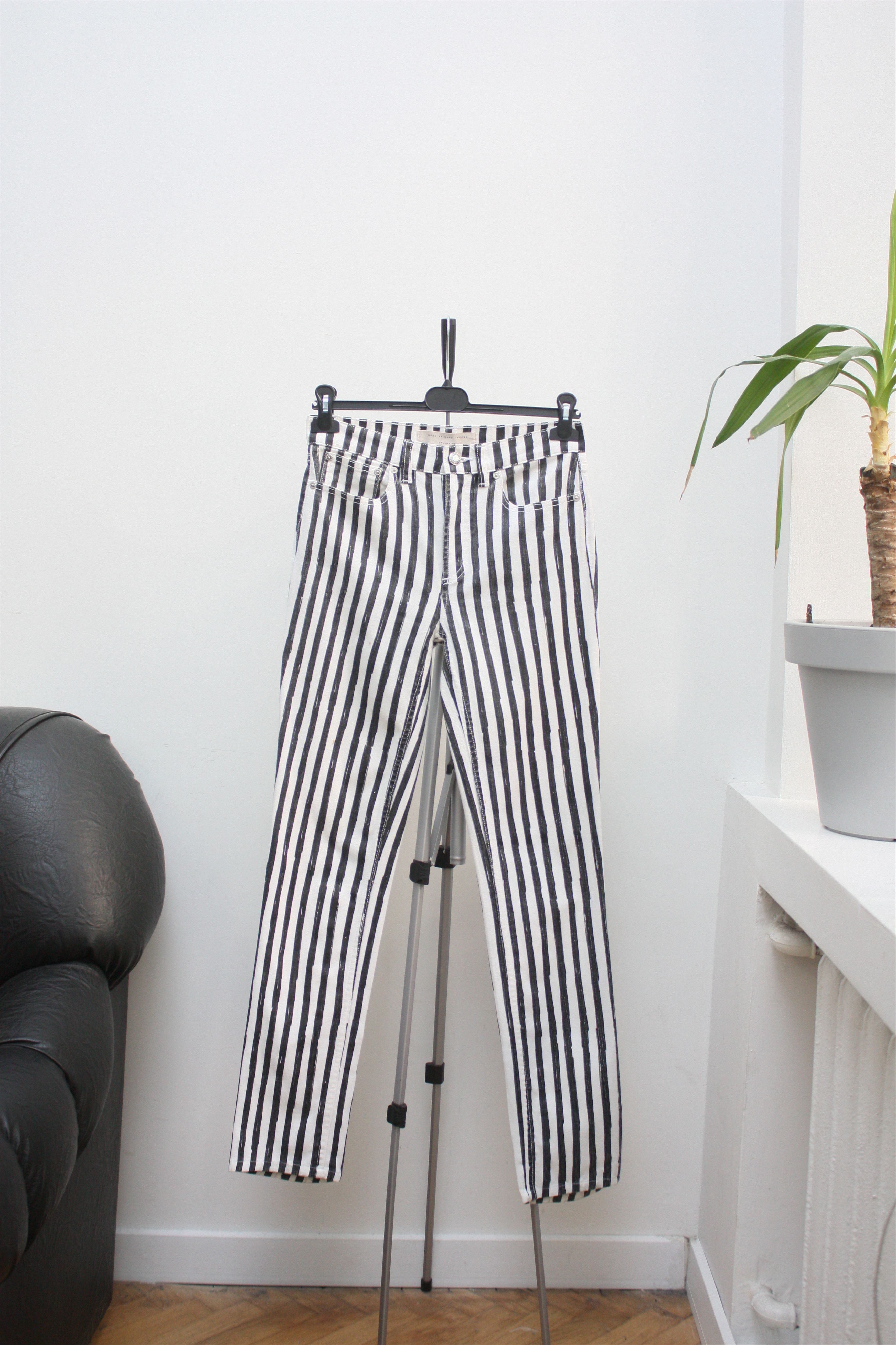 Marc by Marc Jacobs Marc by Marc Jacobs White Black Striped Jeans 26 Size 26" / US 2 / IT 38 - 2 Thumbnail