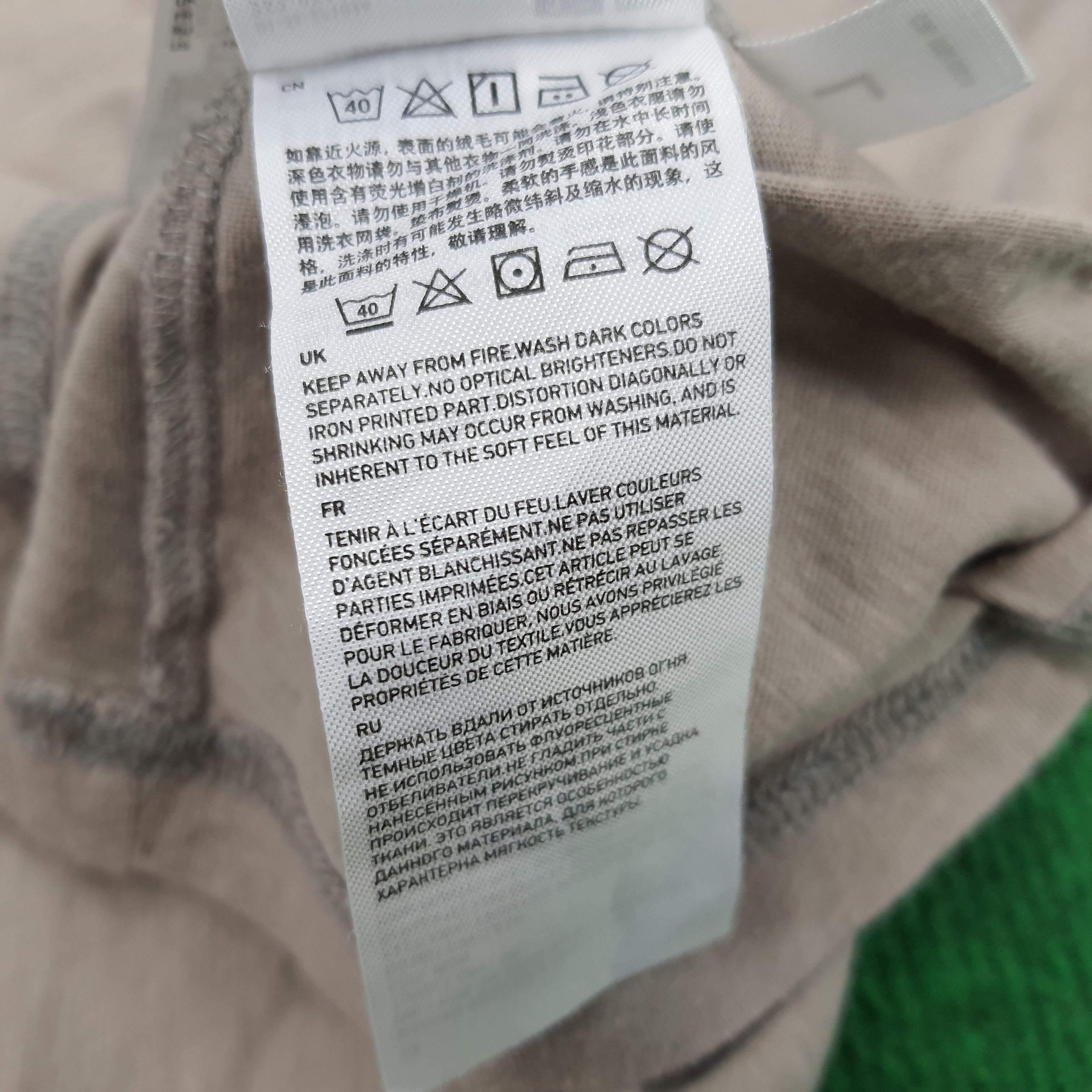 Undercover × Uniqlo Vintage Uniqlo Undercover Japanese Brand T-shirt Size S / US 4 / IT 40 - 7 Thumbnail