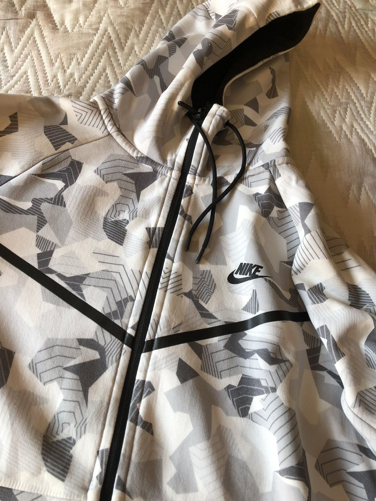 Nike Nike tech fleece winter camo Size US L / EU 52-54 / 3 - 2 Thumbnail