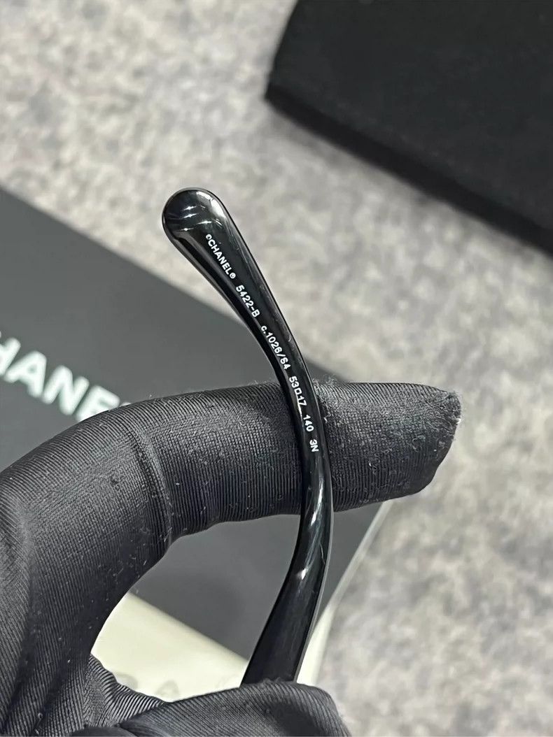 Chanel Chanel Black and white side rhinestone slogan sunglasses Size ONE SIZE - 9 Thumbnail