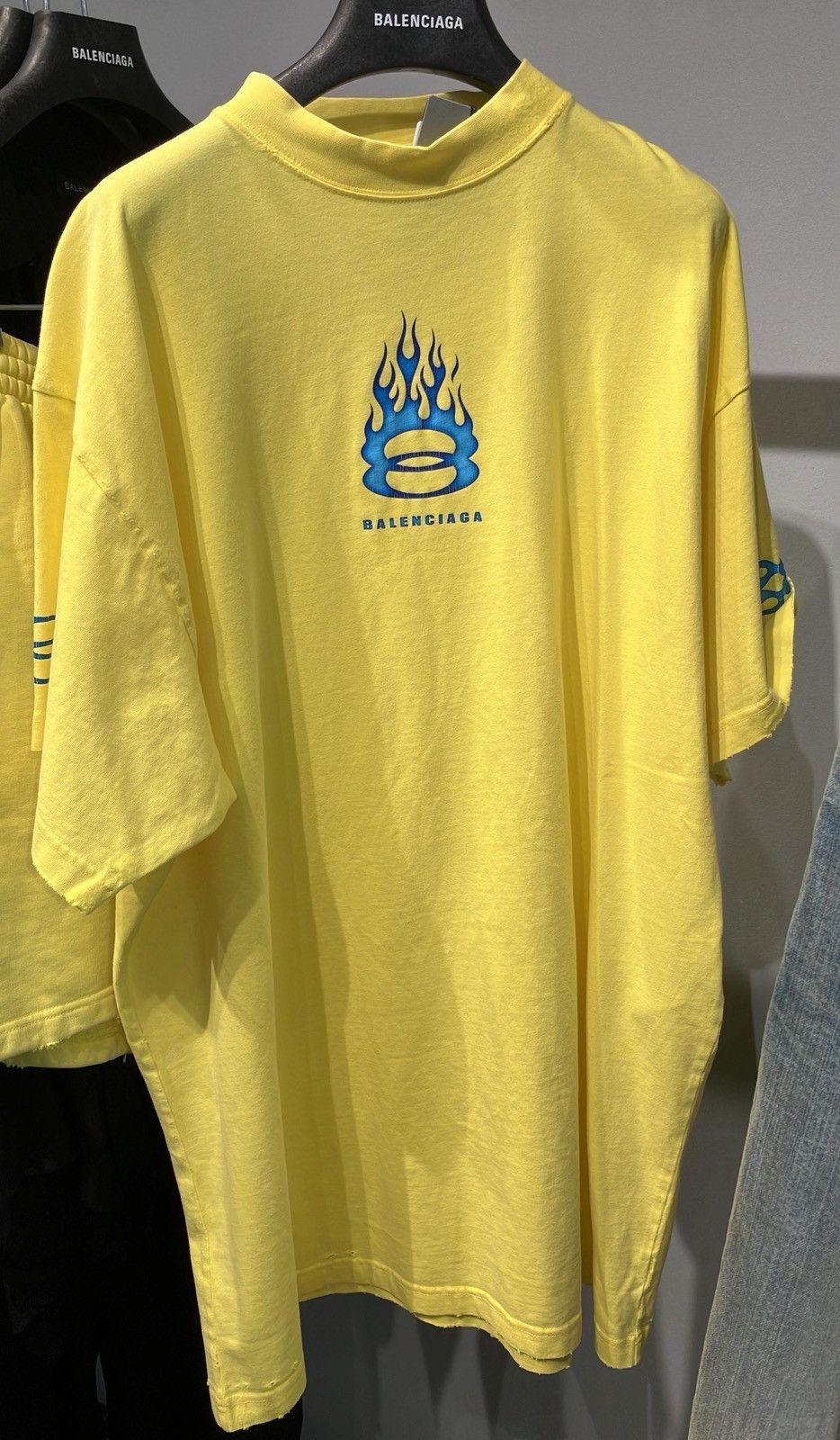 Balenciaga Oversized Burning Unity T-shirt in Yellow Size US XS / EU 42 / 0 - 1 Thumbnail