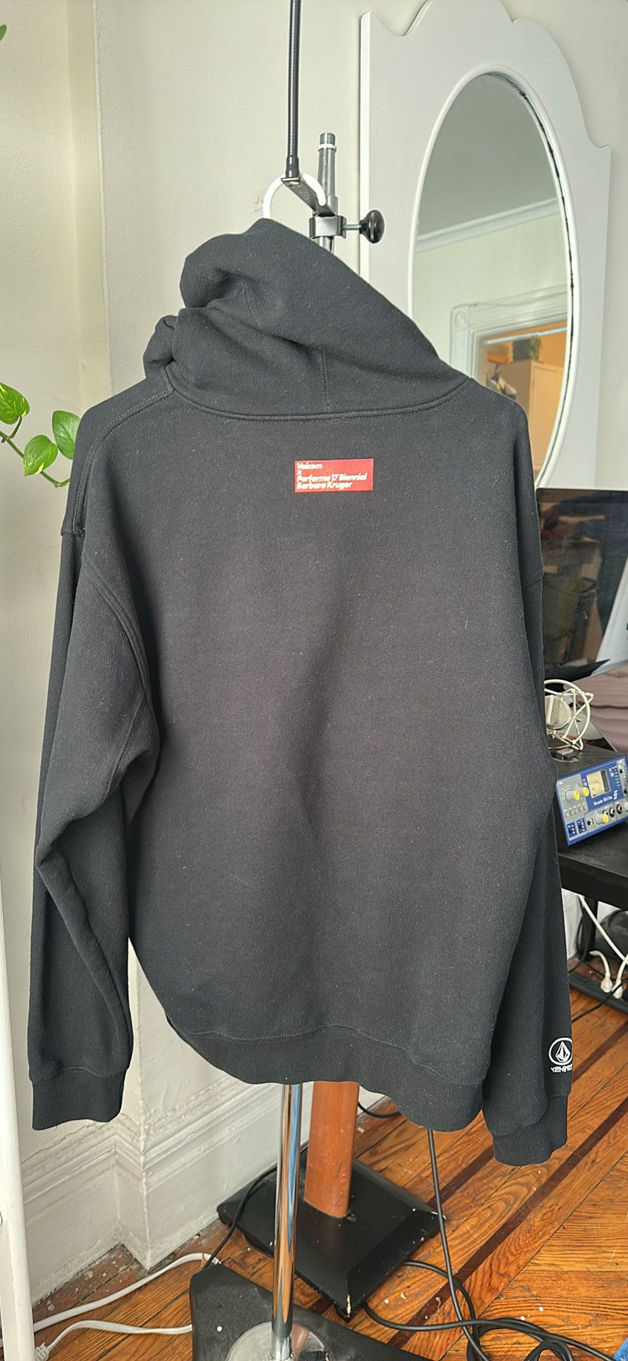 Barbara Kruger Barbara Kruger X volcom hoodie Size US L / EU 52-54 / 3 - 2 Thumbnail