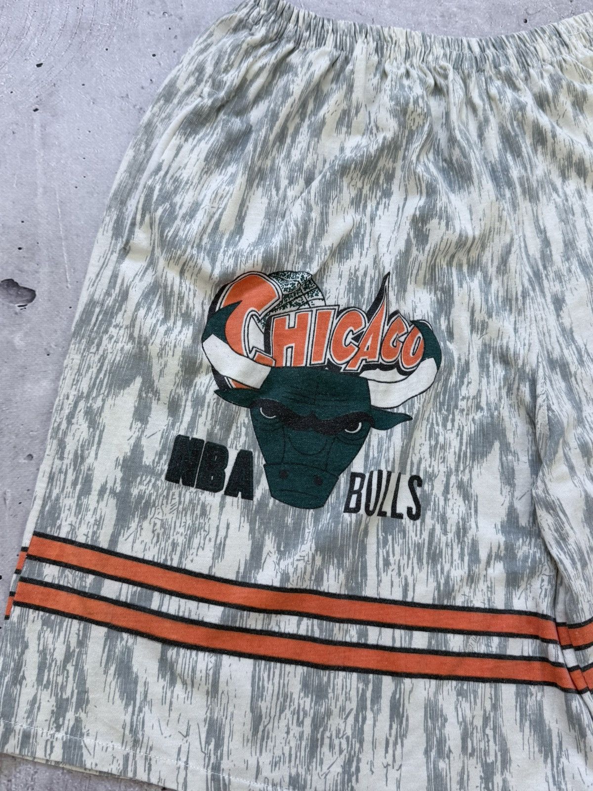 Vintage Vintage 90s Chicago Bulls All Over Print Shorts Size US 32 / EU 48 - 2 Thumbnail