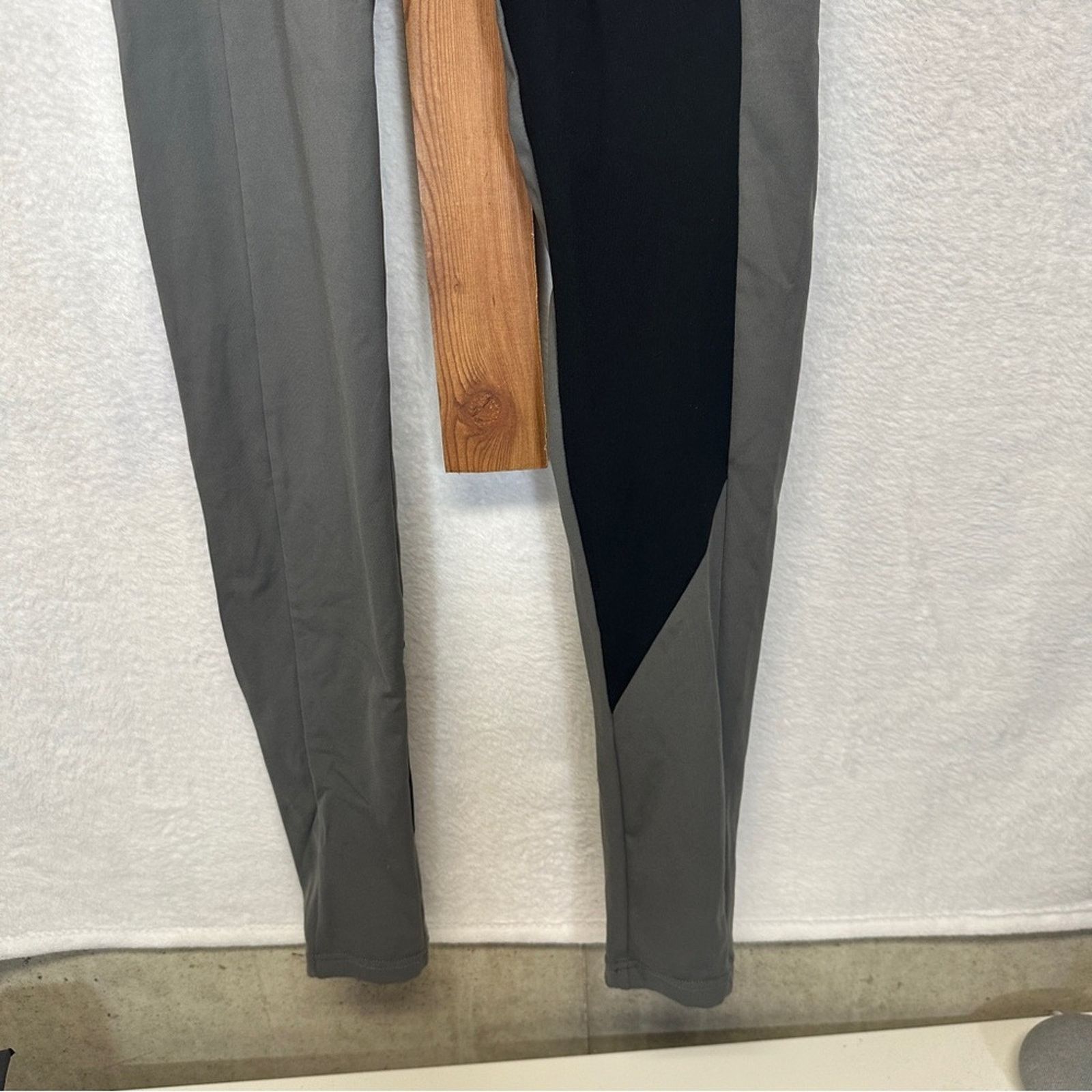 Gymshark Gymshark Gray Criss Cross Waist High Rise Leggings Size S Size 23" - 4 Thumbnail