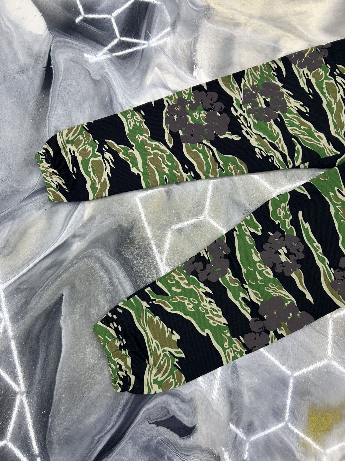 DENIM TEARS Denim Tears Green Tiger Camo Cotton Wreath Sweatpants Size L Size US 34 / EU 50 - 8 Thumbnail
