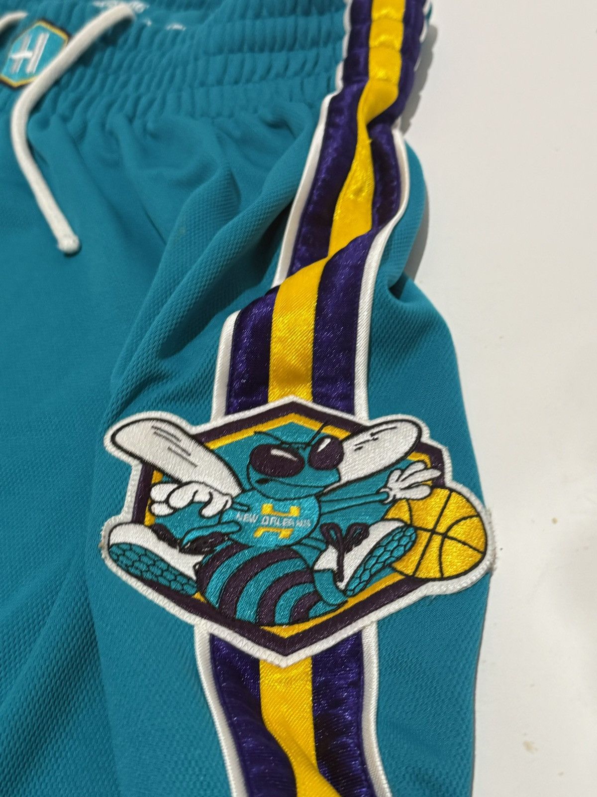 Mitchell & Ness 2005-2006 New Orleans Hornets Shorts Size US 34 / EU 50 - 2 Thumbnail