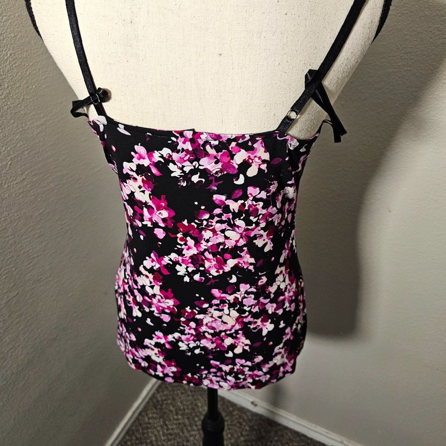 White House Black Market White House Black Market Flower Tank Top Size Medium Black Ruched Chest Size M / US 6-8 / IT 42-44 - 4 Thumbnail