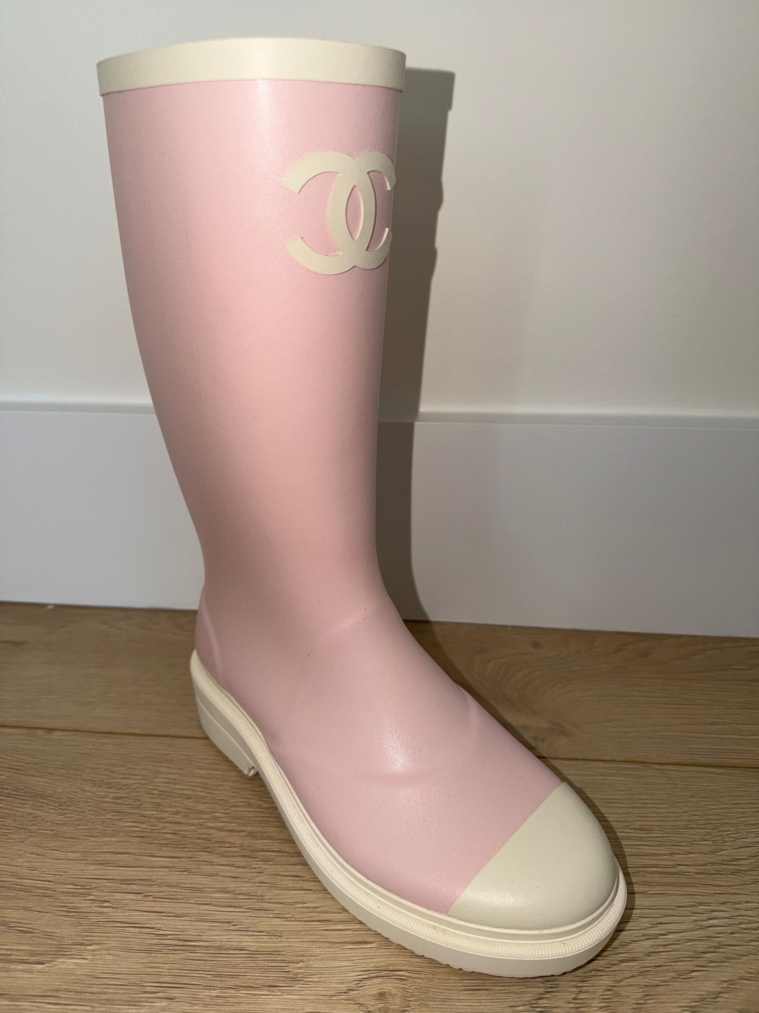 Chanel Chanel 26C White CC Logo High Pull On Rubber Rain Boots 39 Size US 9 / IT 39 - 9 Thumbnail