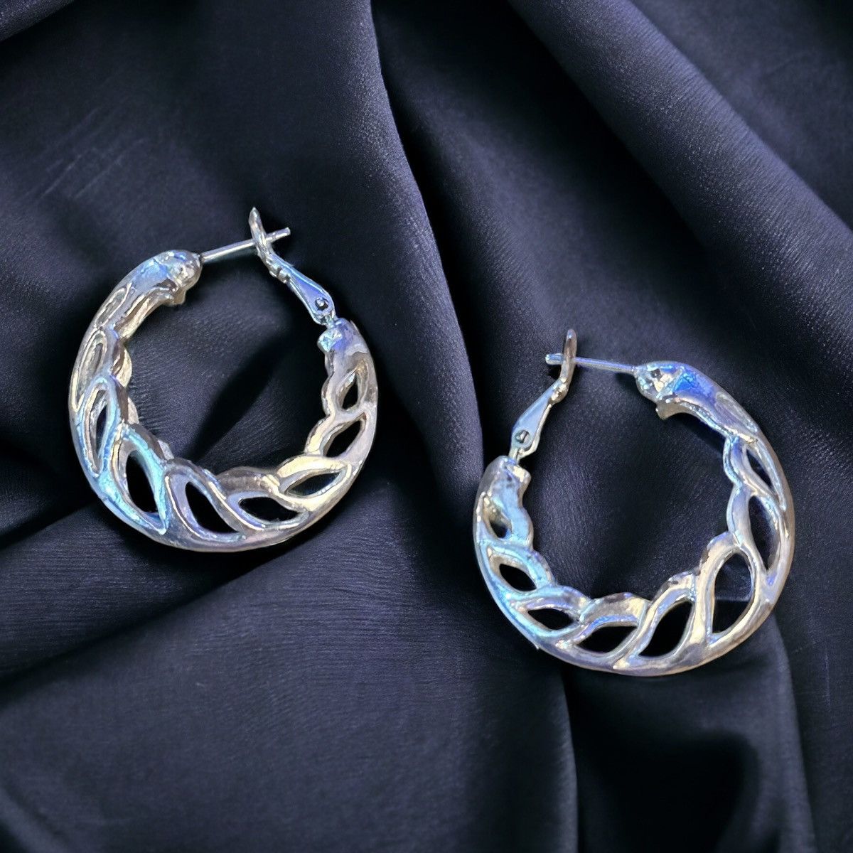 Other Silver tone puffed chain hoop earrings Size ONE SIZE - 1 Thumbnail