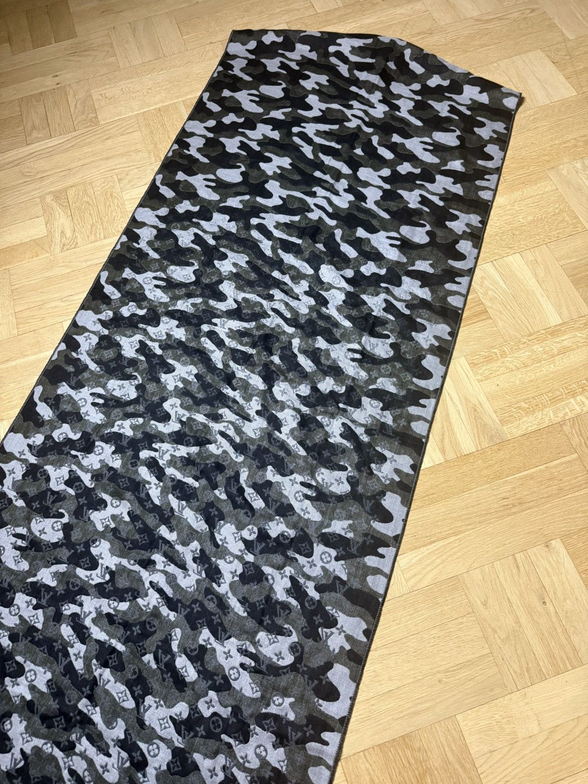 Louis Vuitton A/W19 Reversible Monogram Degradable Camo Scarf (Sample) Size ONE SIZE - 6 Thumbnail