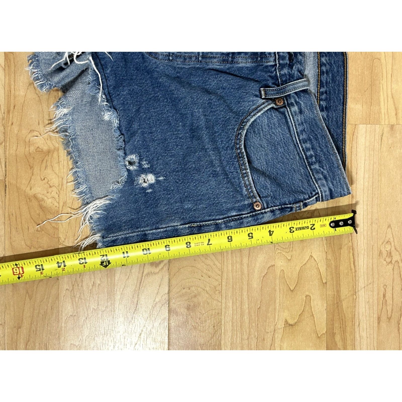 Levi's Levi's 501 Original High Rise Denim Shorts Blue 31 Women Cut-Off Denim Short(s) Womens Size 24" / US 00 / IT 34 - 3 Thumbnail