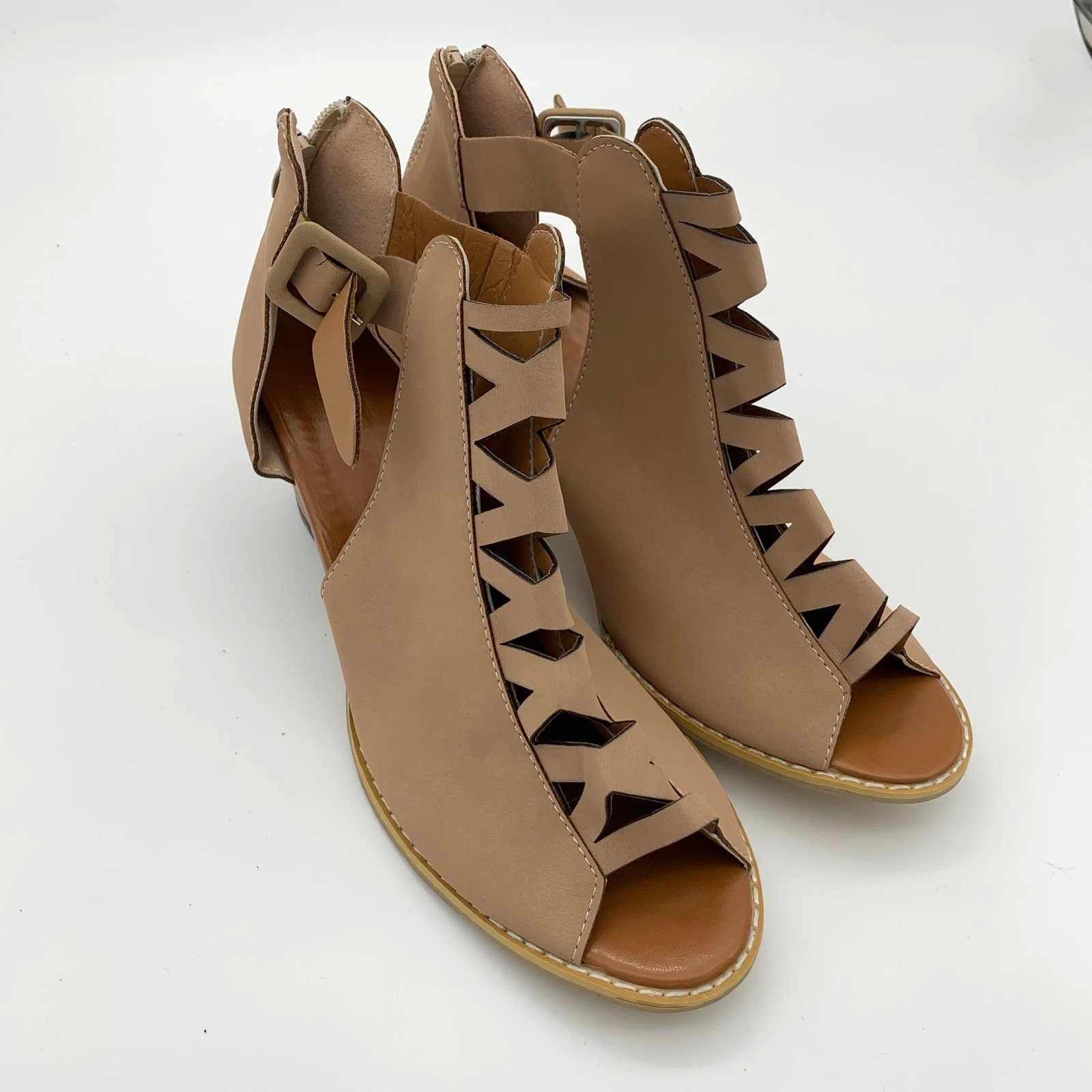 Other Women Heel Size 10 Beige Crisscross Block-Heel Sandal Size US 10 / IT 40 - 1 Thumbnail