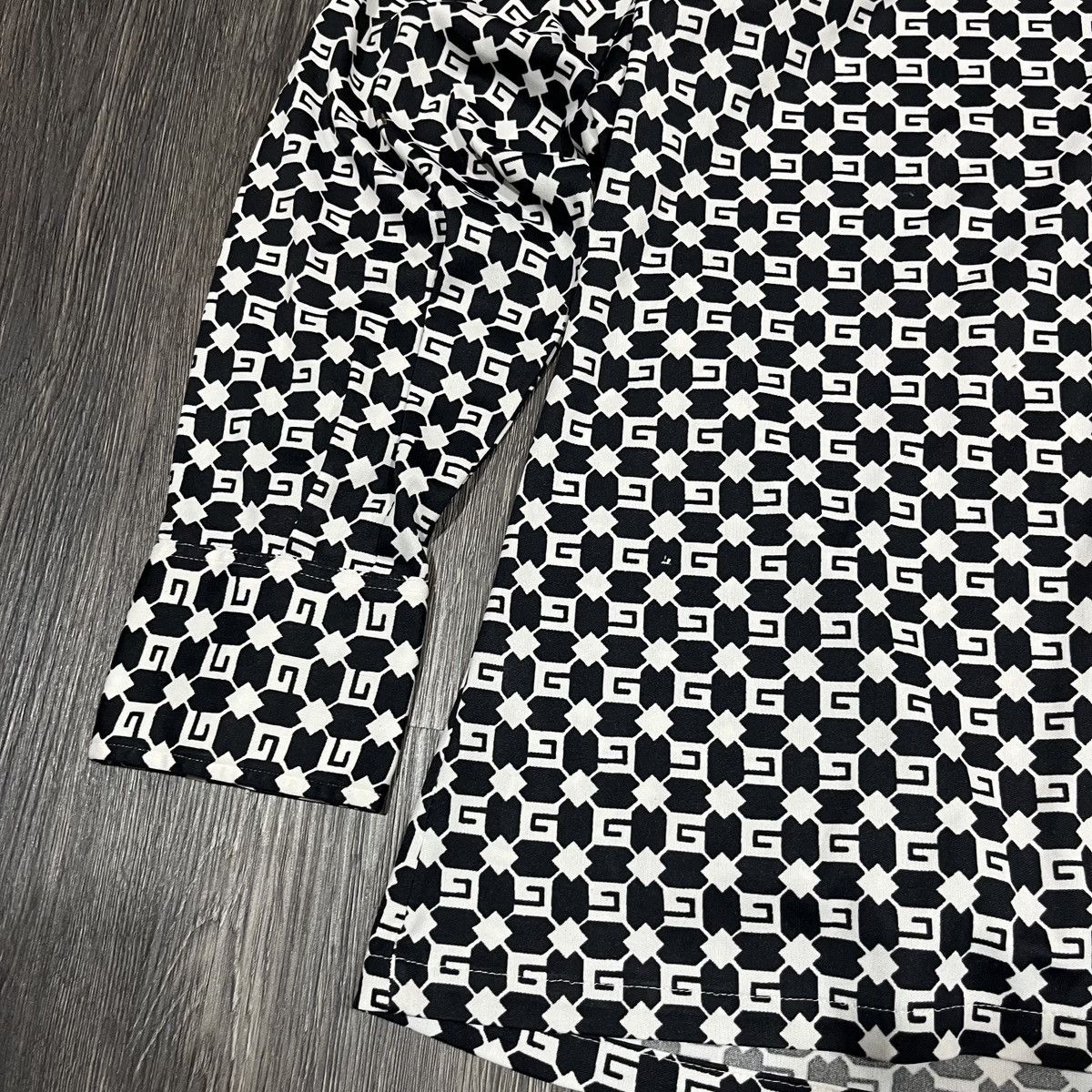 Givenchy 90s Givenchy For Chesa Shirt Monochrome Geometric Logo Size US L / EU 52-54 / 3 - 3 Thumbnail