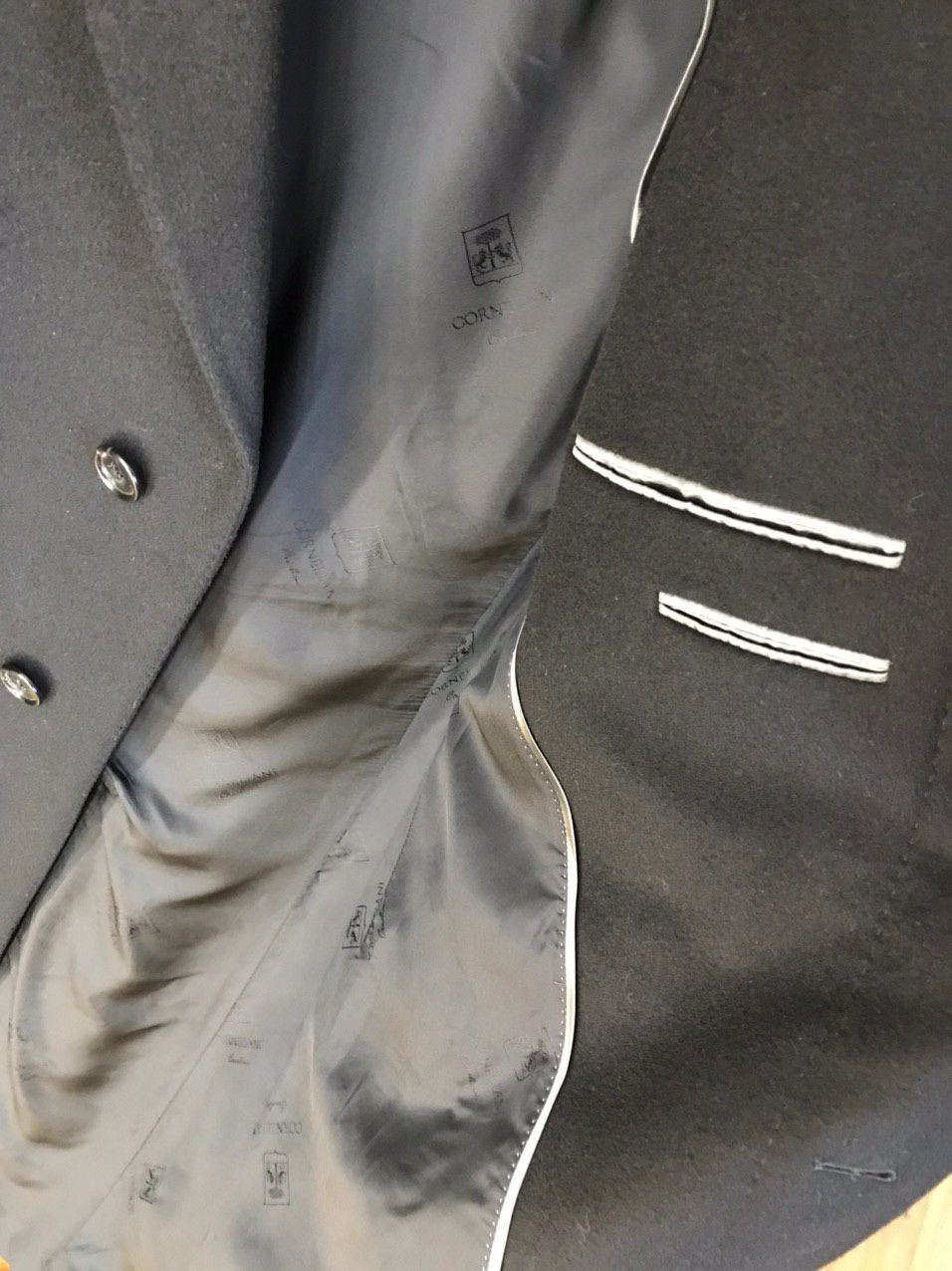 Corneliani Corneliani 10/10 condition M-L 50 SIZE Size US L / EU 52-54 / 3 - 8 Thumbnail