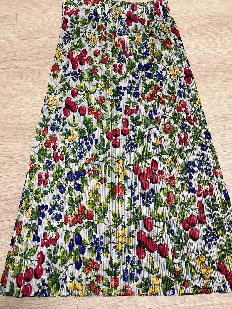 Issey Miyake Issey Miyake size:2 Red and green berry pleated skirt Size 31" - 1 Thumbnail